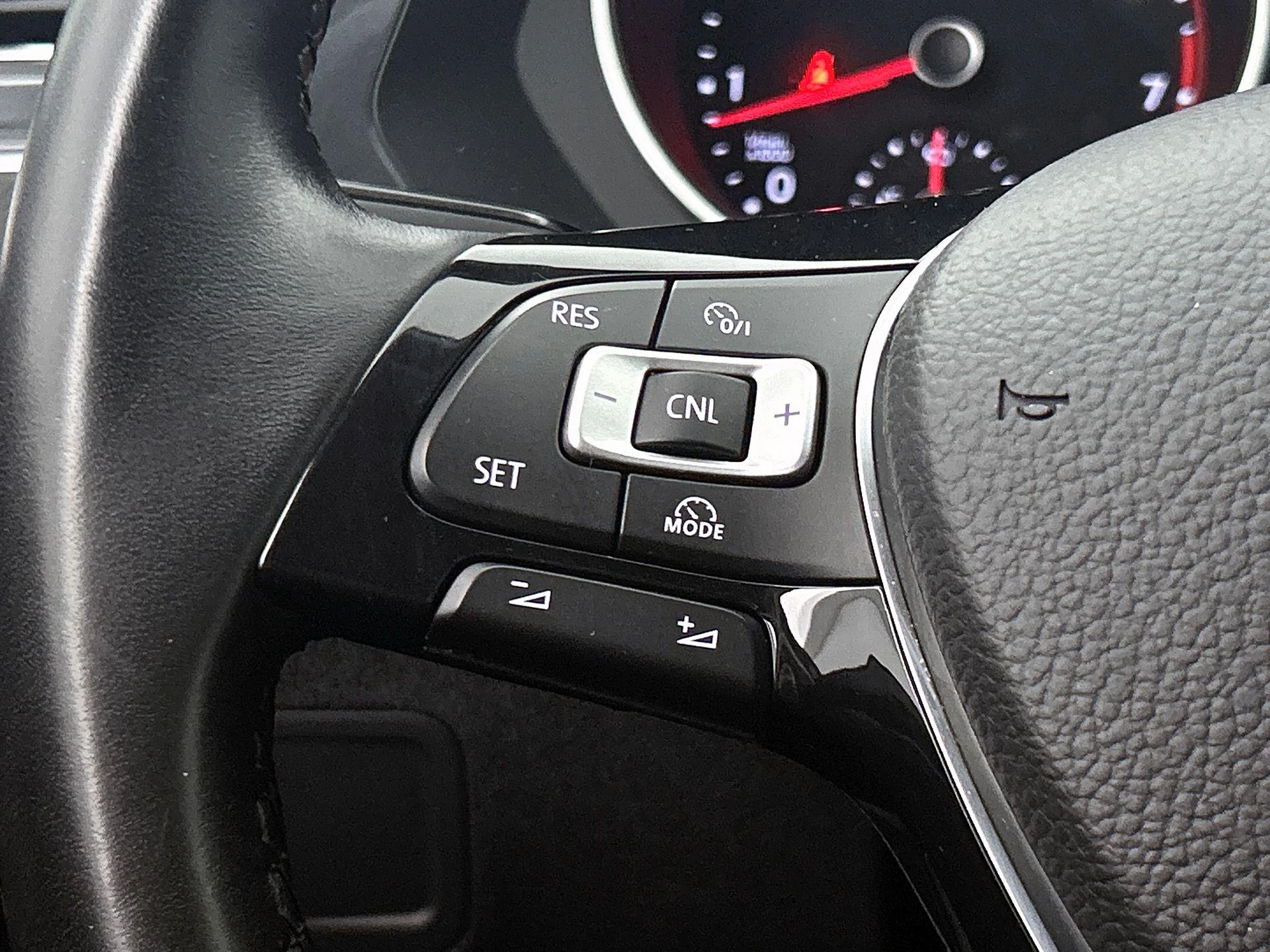Volkswagen-Tiguan-image-5