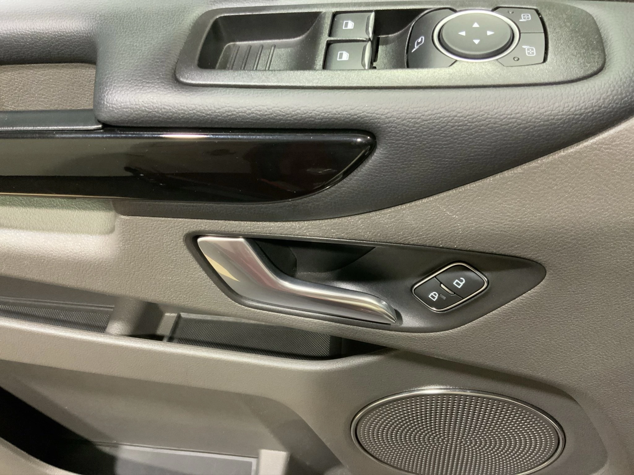 Ford Tourneo Custom Titanium X 320 L1H1 2.0 EcoBlue Automatik