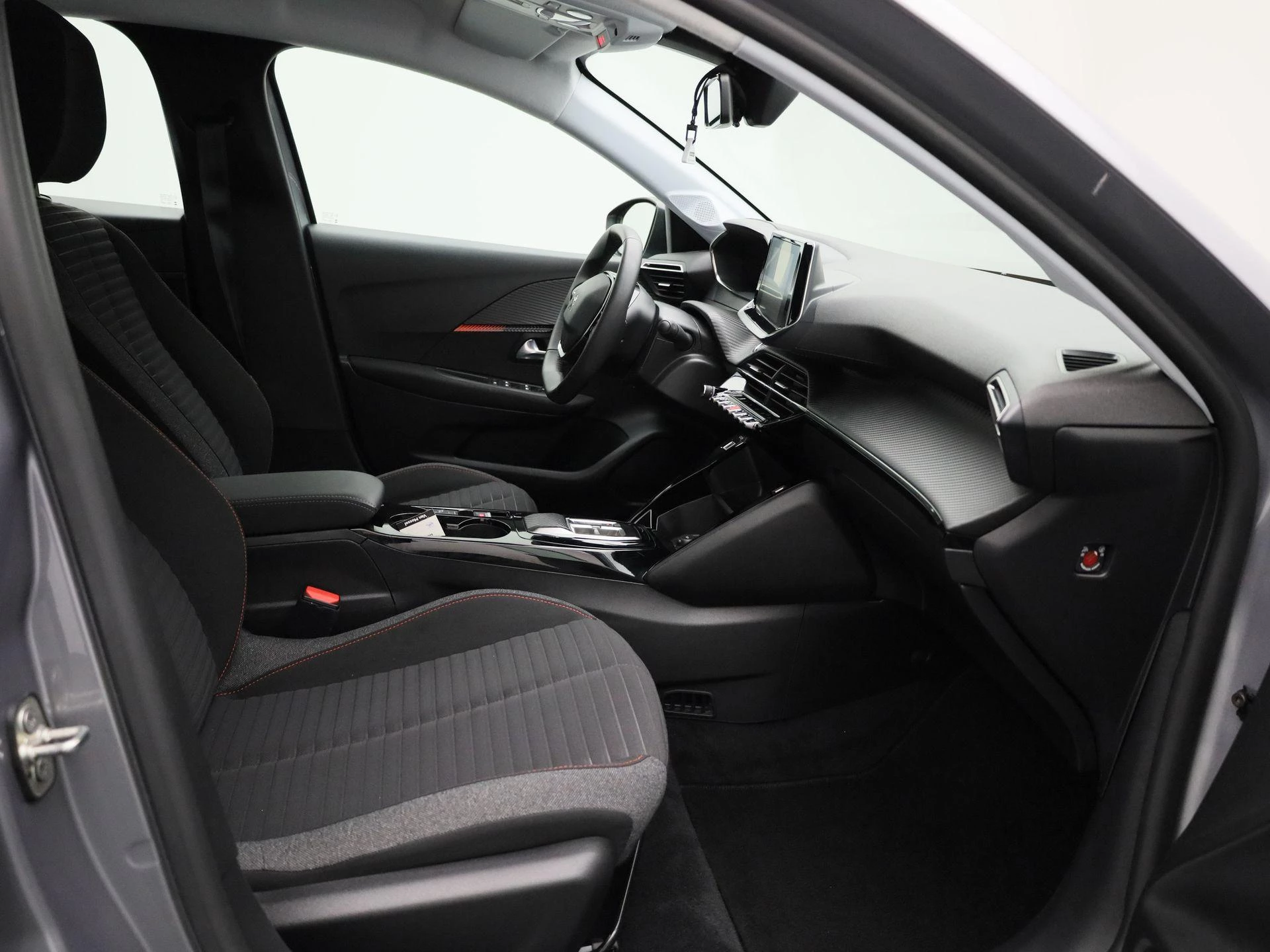 Peugeot-e-208-image-35