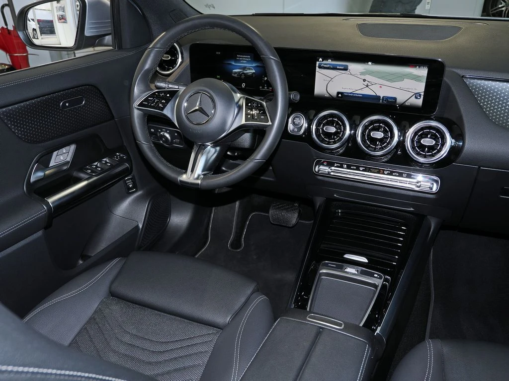 Mercedes-Benz-GLA 200 d-image-6