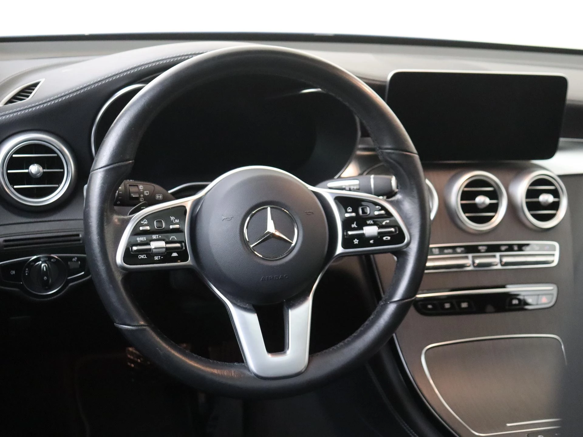 Mercedes-Benz-GLC-image-12