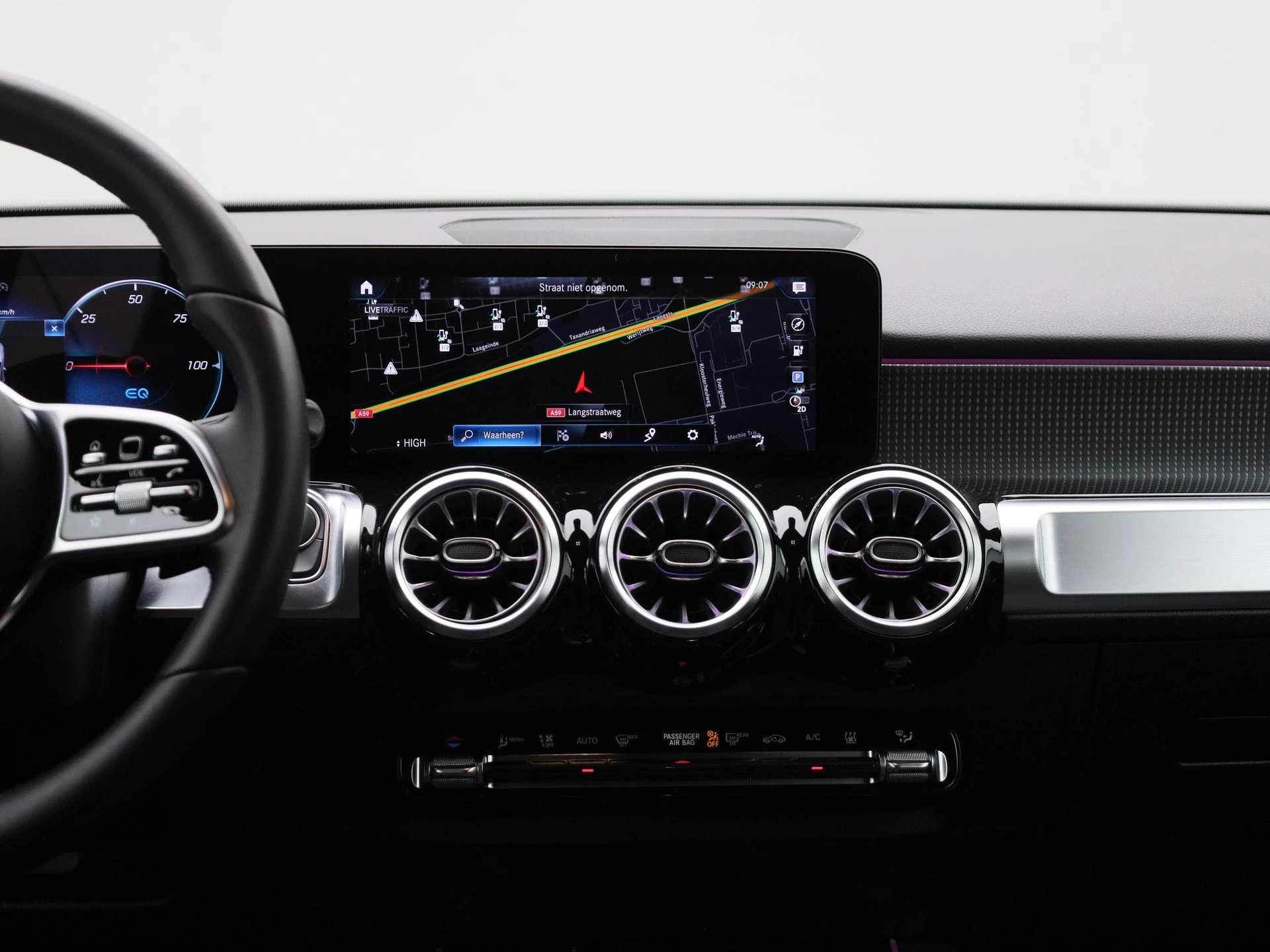 Mercedes-Benz-EQB-image-8