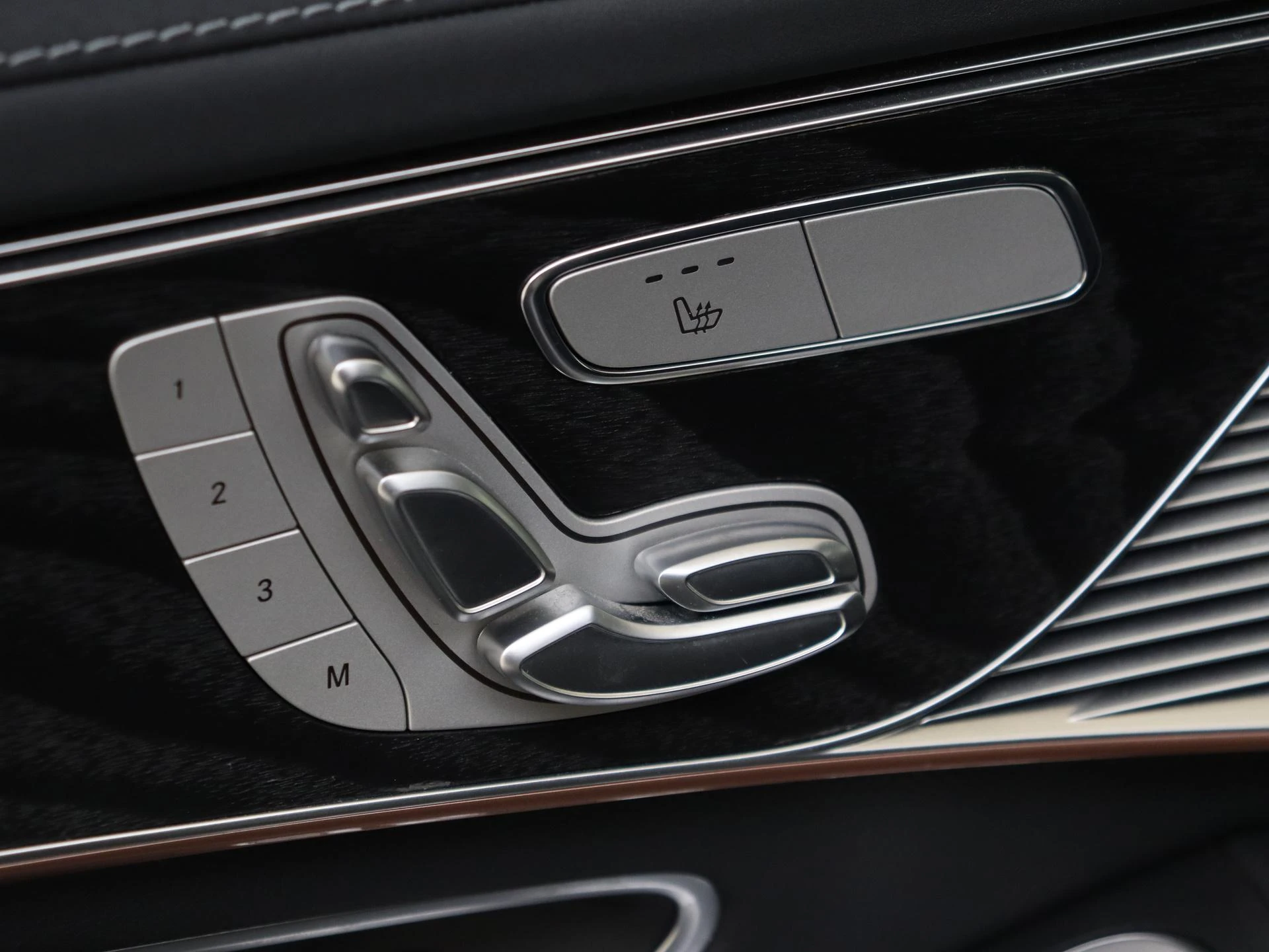 Mercedes-Benz-EQC-image-25