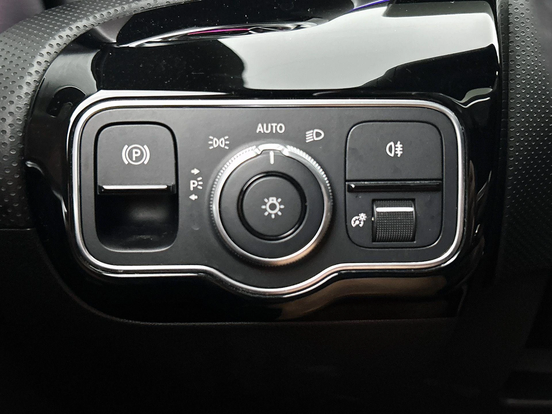 Mercedes-Benz-CLA-image-25