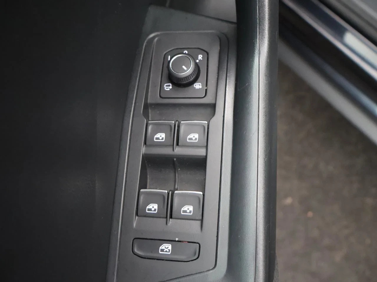 Volkswagen-T-Roc-image-23