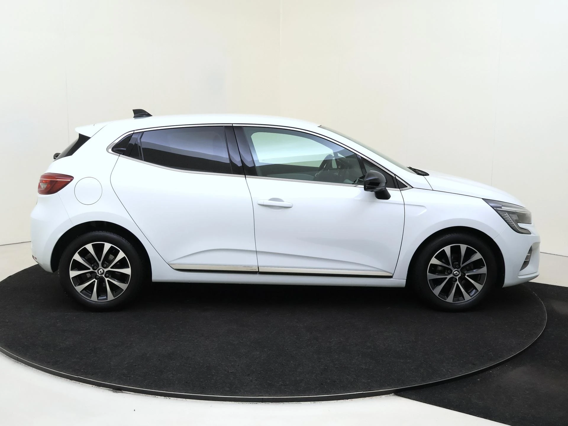 Renault-Clio-image-8