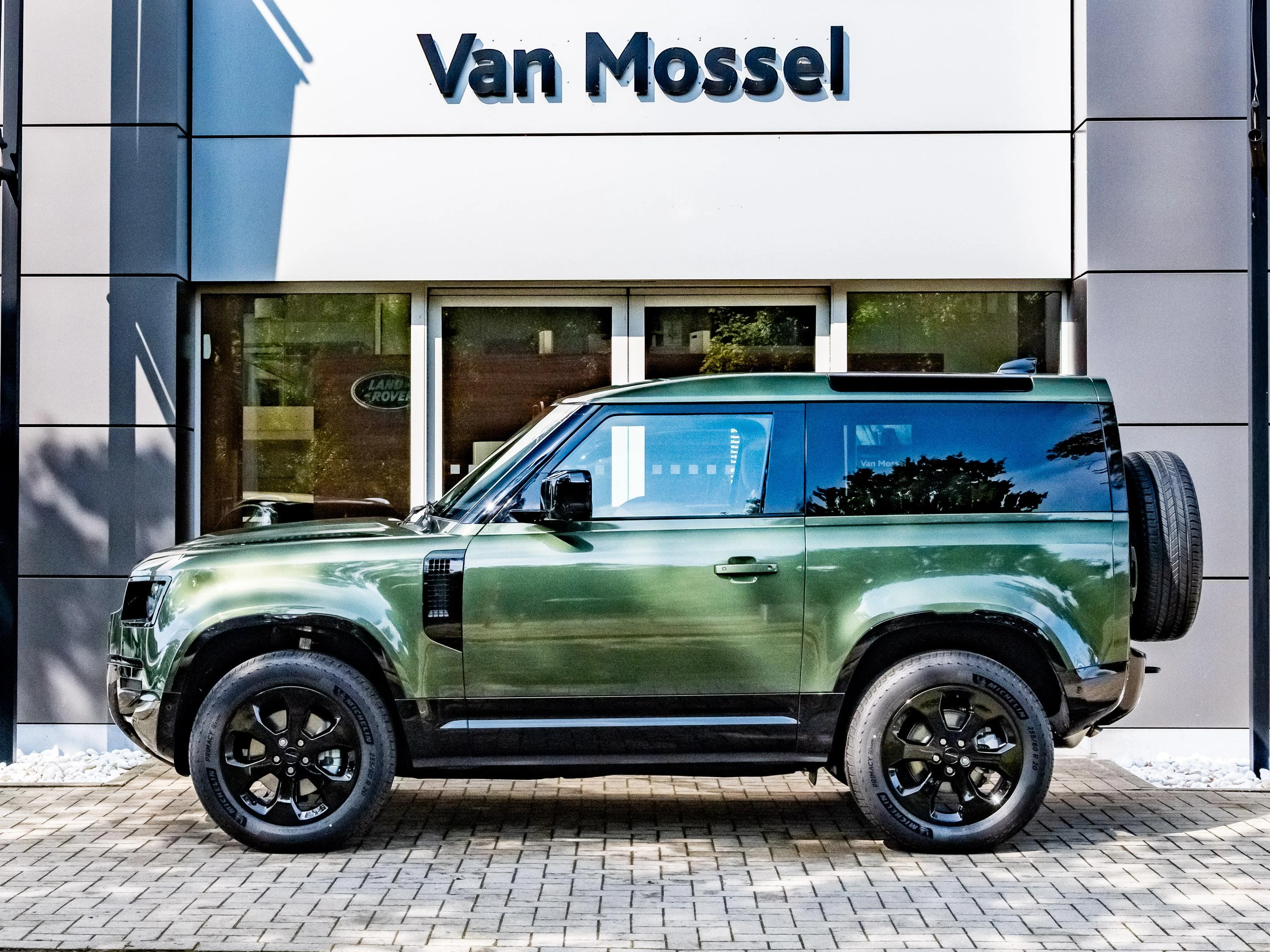 Land Rover-Defender-image-2