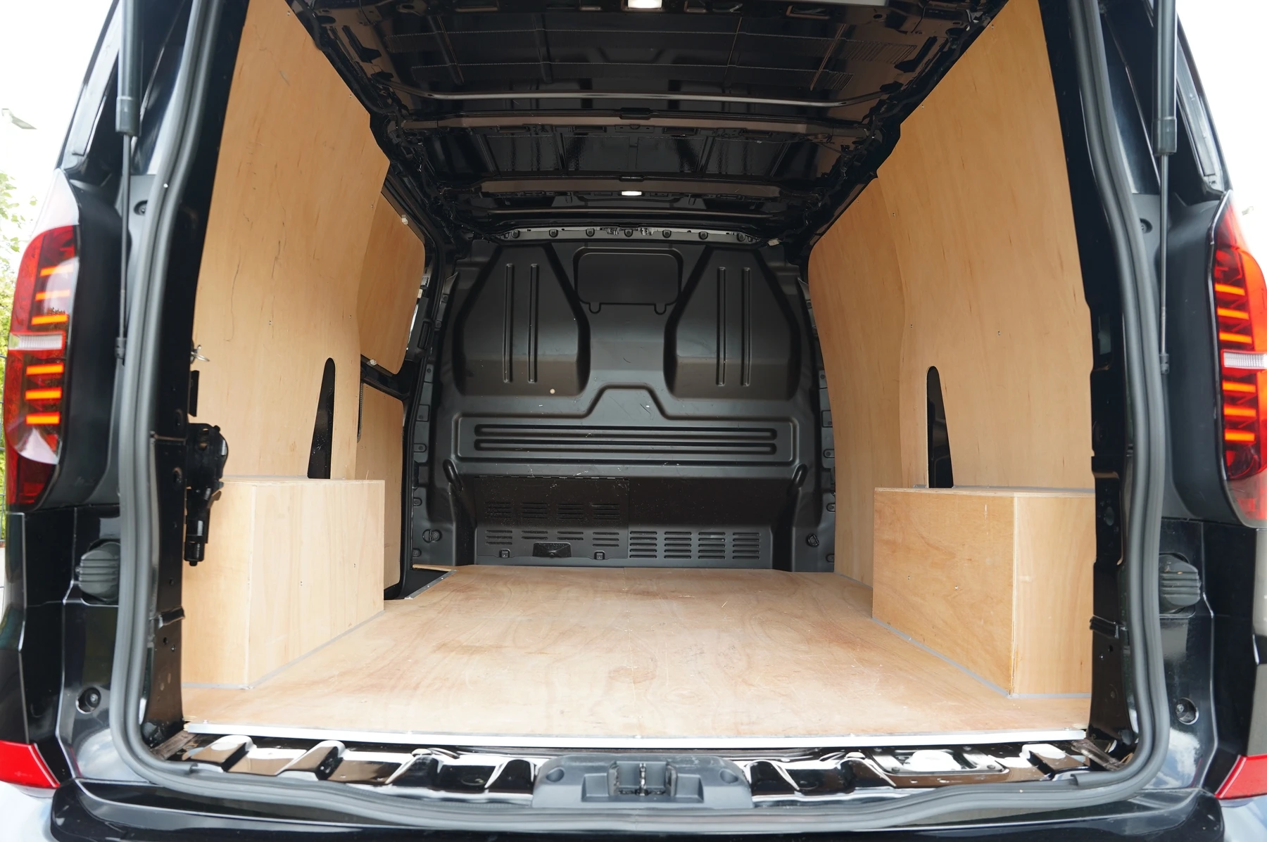 Volkswagen-Transporter-image-10