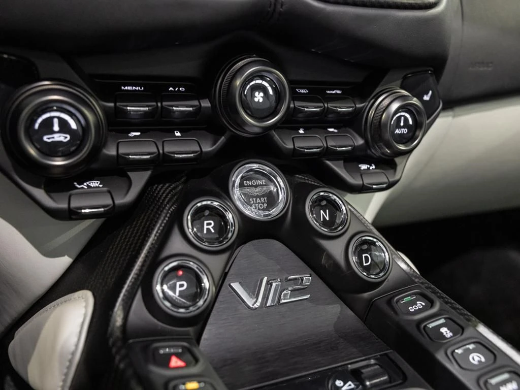 Aston Martin-V12 Vantage-image-27