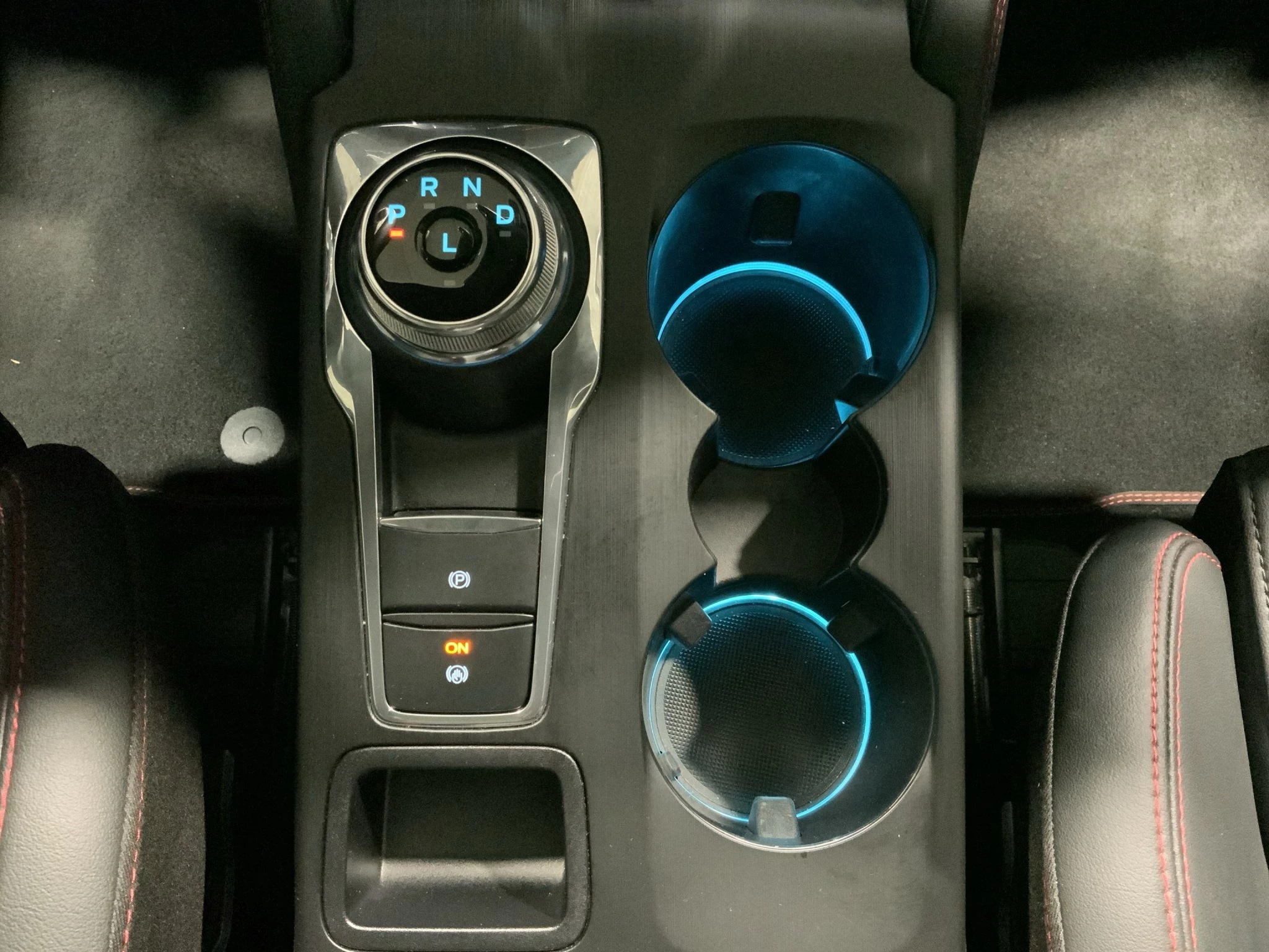 Ford Kuga ST-Line X Aut.*PANO*AHK*360GRAD*LED-MATRIX*NAVI*GRA*WINTER-PKT.