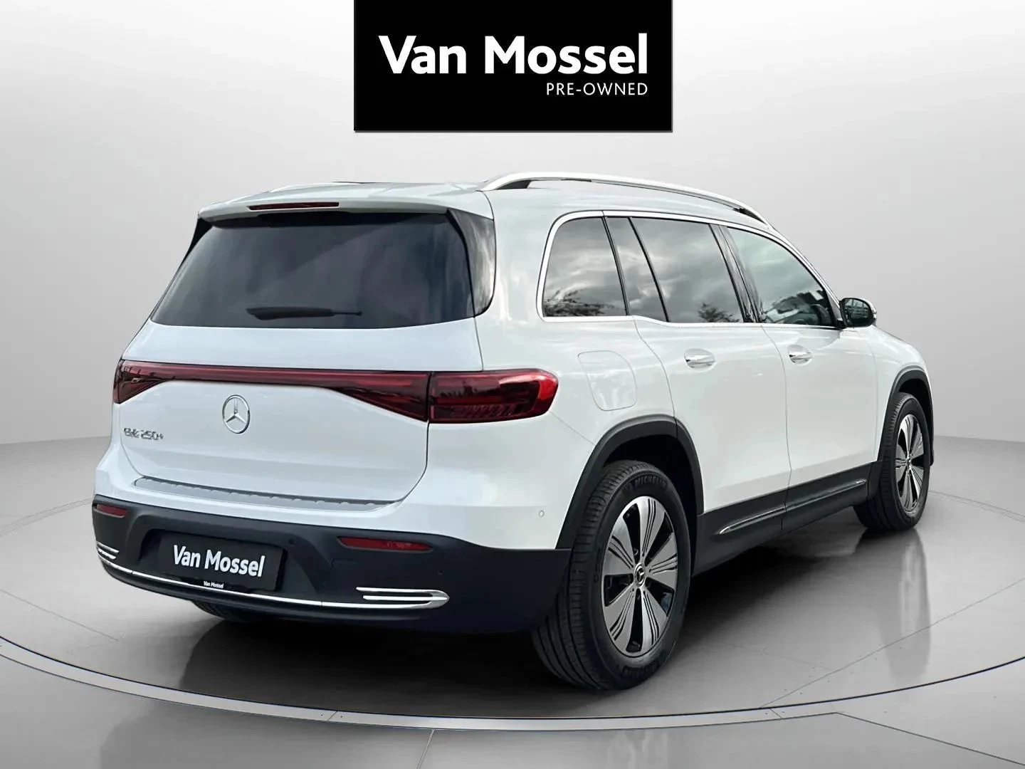 Mercedes-Benz-EQB-image-4