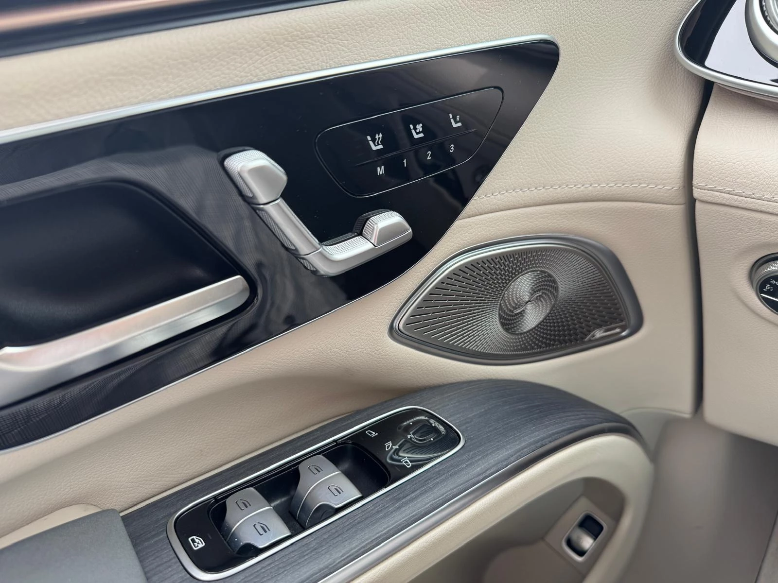 Mercedes-Benz-EQS-image-14