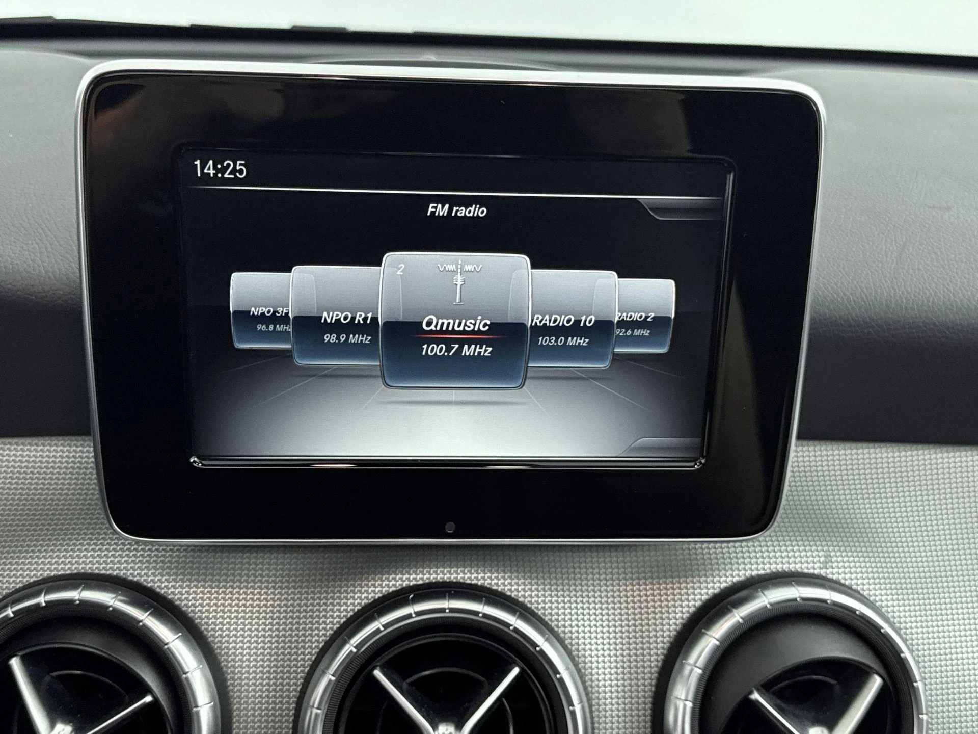 Mercedes-Benz-CLA-image-6