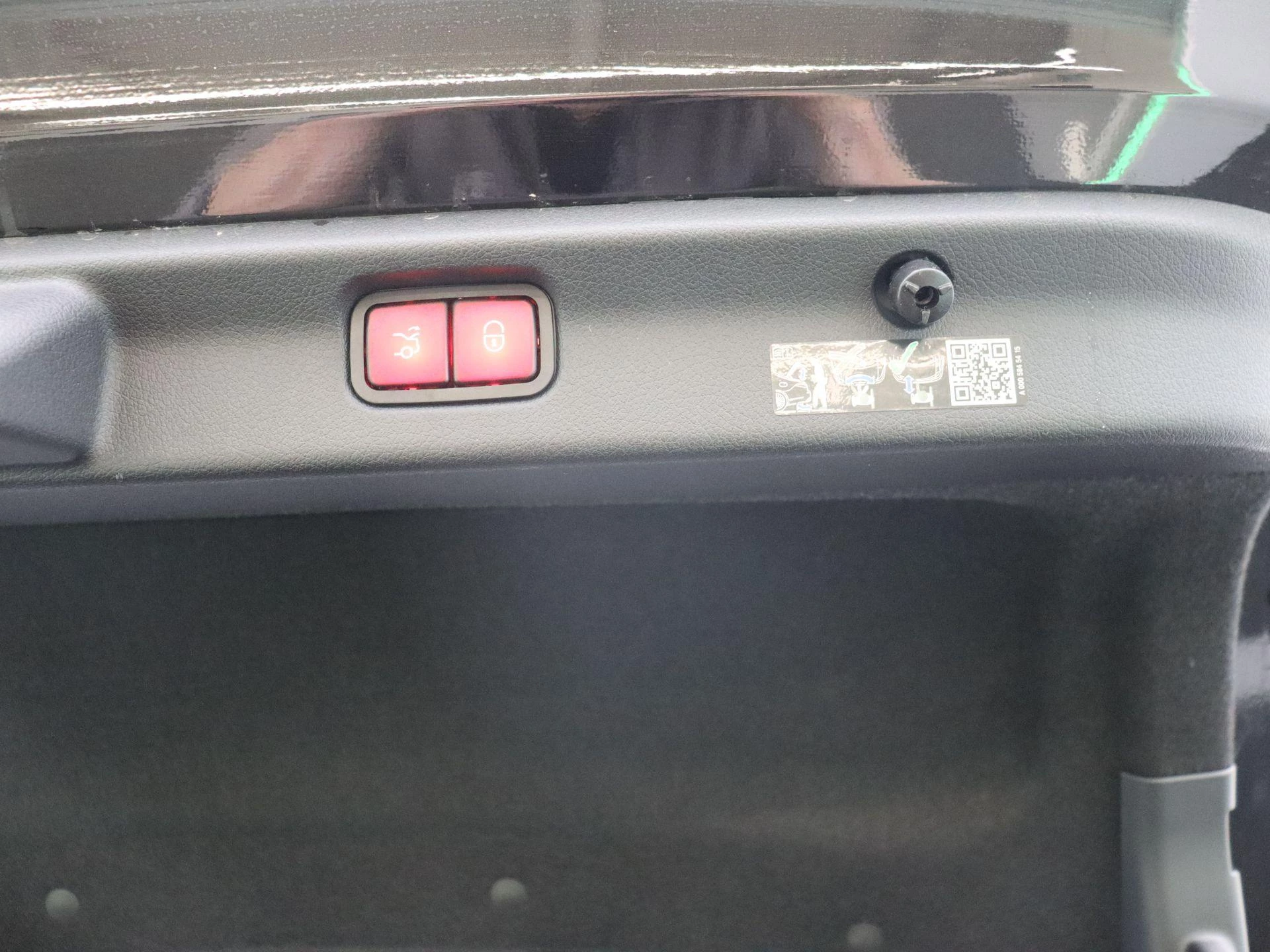 Mercedes-Benz-EQE-image-18