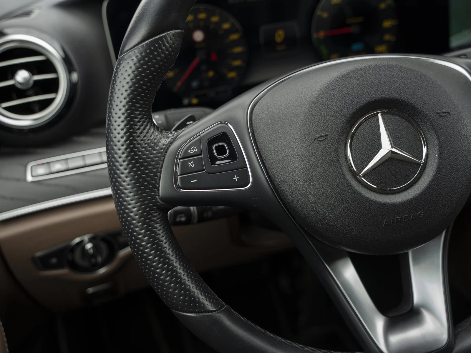 Mercedes-Benz-E-Klasse-image-22