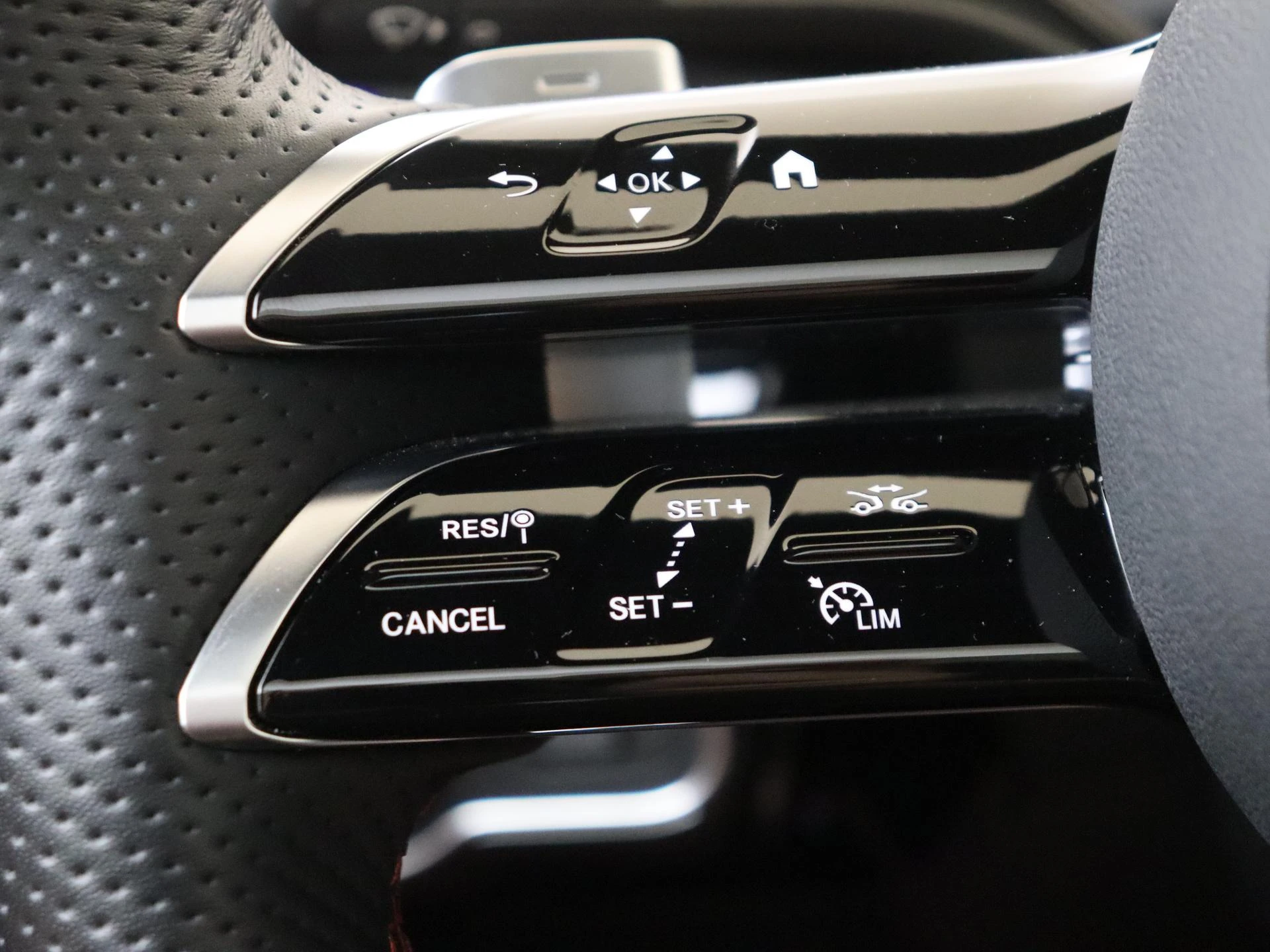 Mercedes-Benz-CLA-image-12