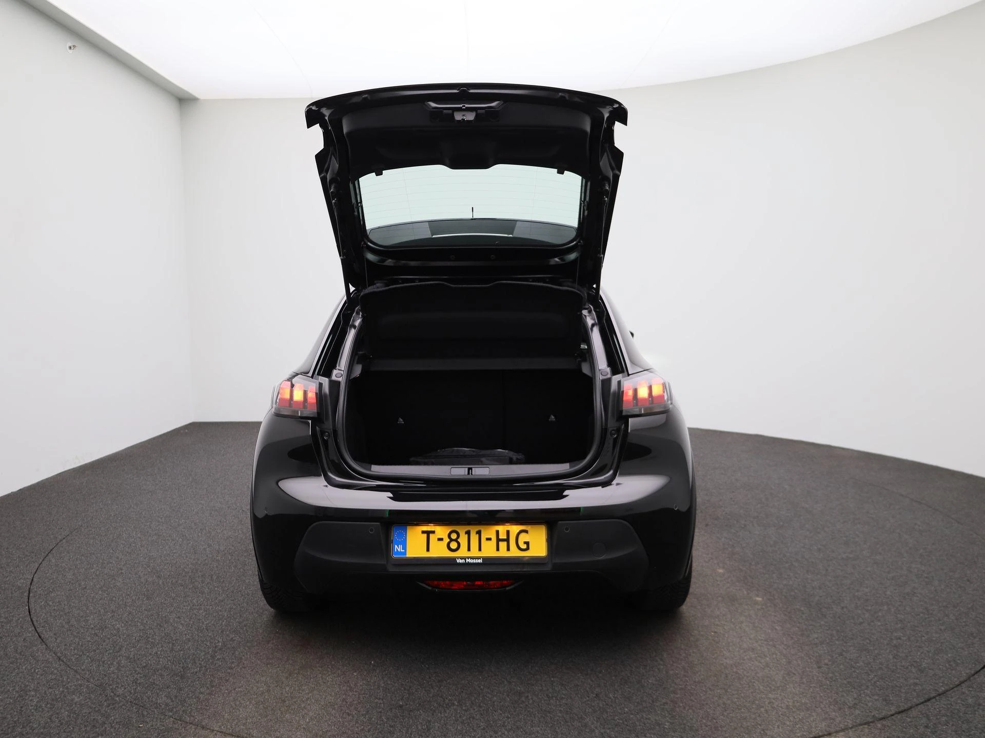 Peugeot-e-208-image-19
