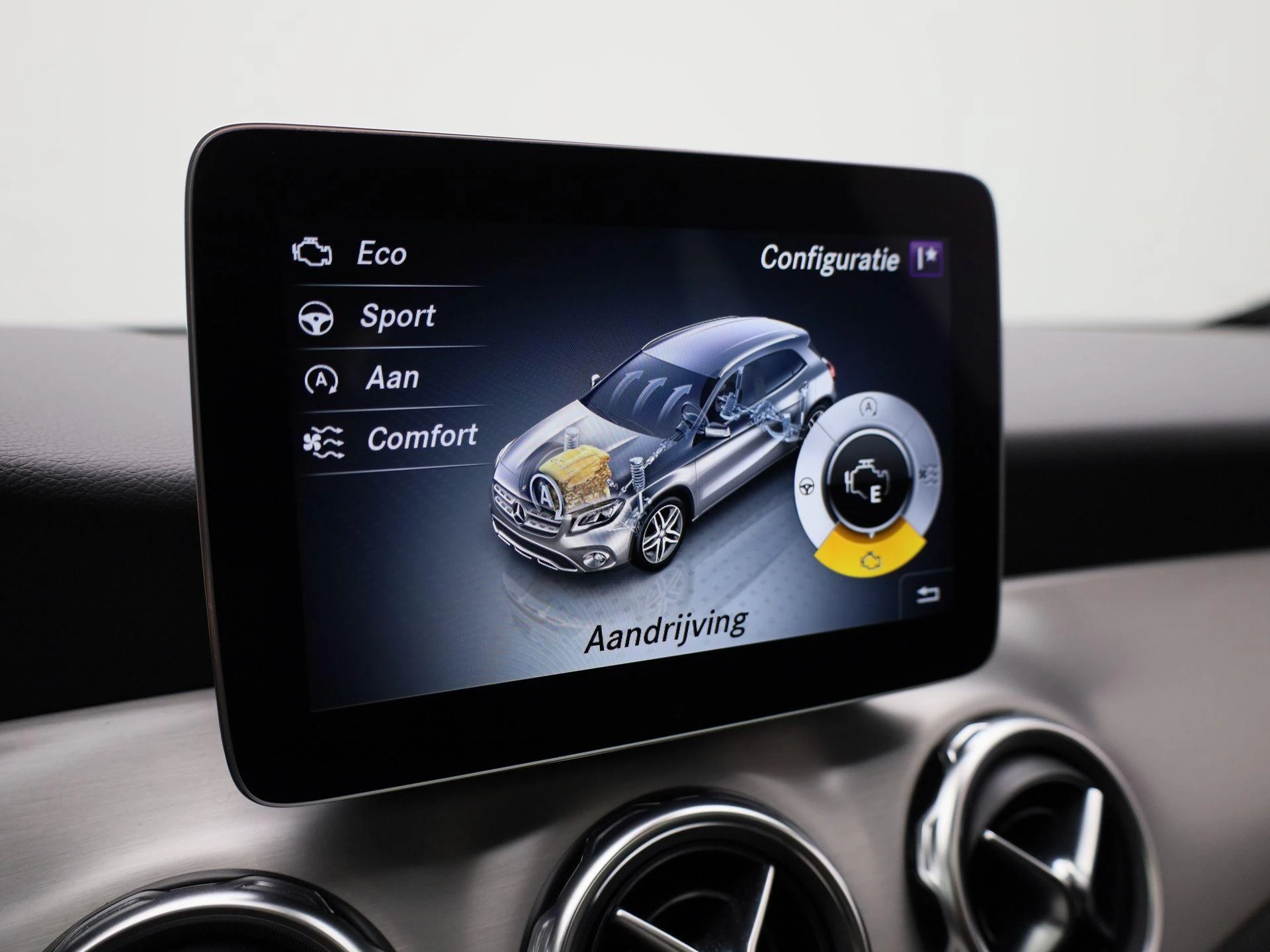 Mercedes-Benz-GLA-image-31