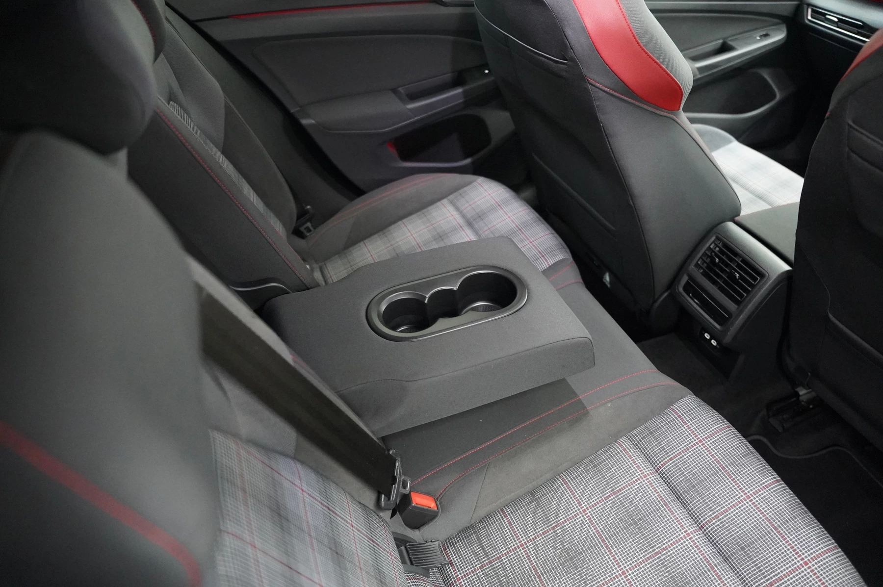 Volkswagen-Golf-image-26