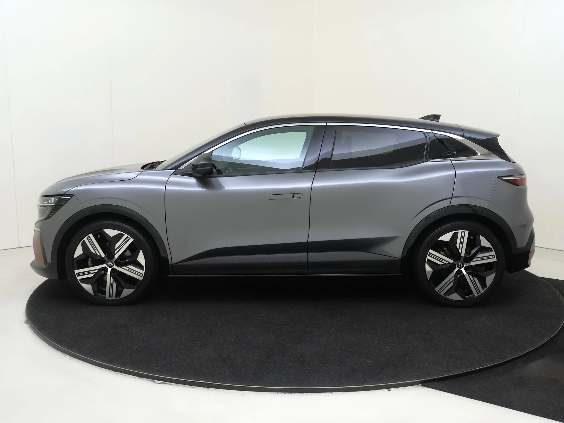Renault-Megane E-Tech-image-7