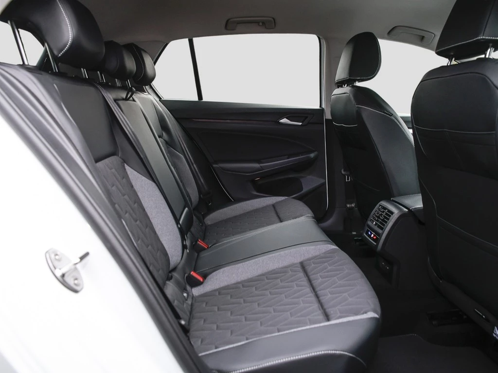 Volkswagen Golf 8 FL 1.5 eTSI Energy AHK, RFK, Navi VAL