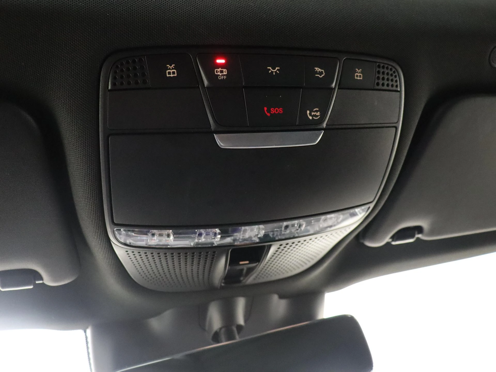 Mercedes-Benz-EQC-image-22