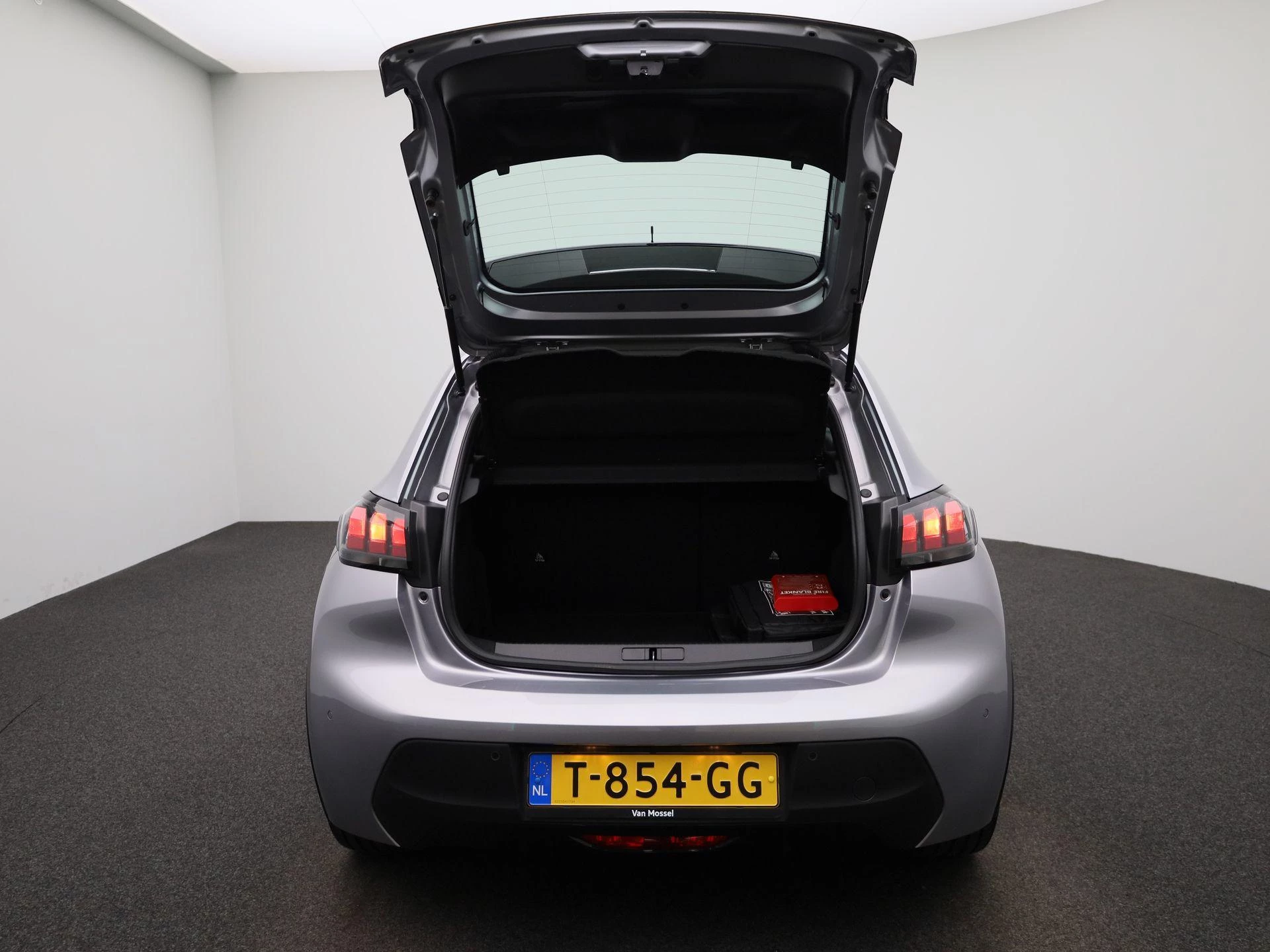 Peugeot-e-208-image-10
