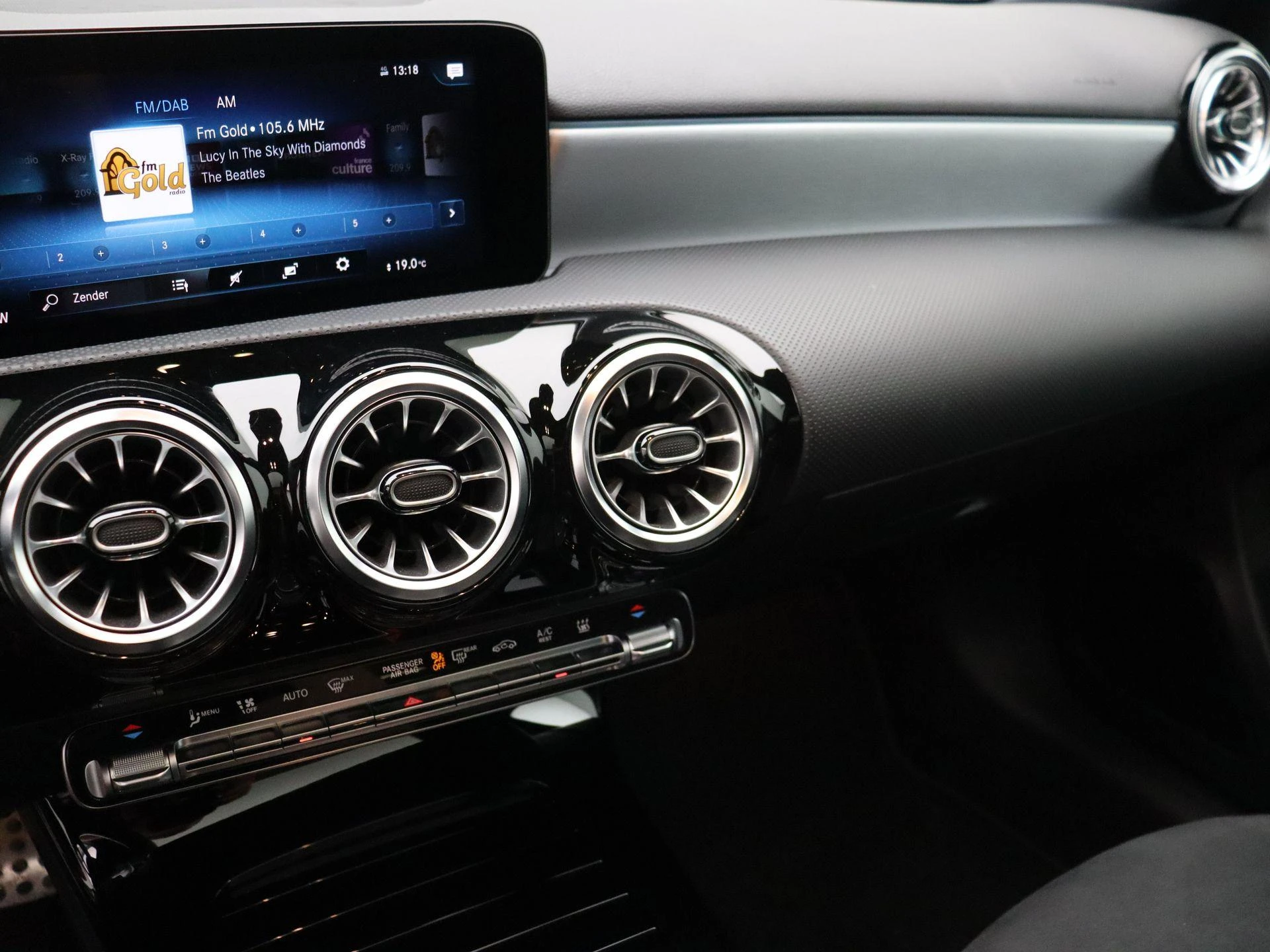 Mercedes-Benz A-Klasse 250 e Sedan AMG Line + PANO DAK + MULTIBEAM LED + CARPLAY +
