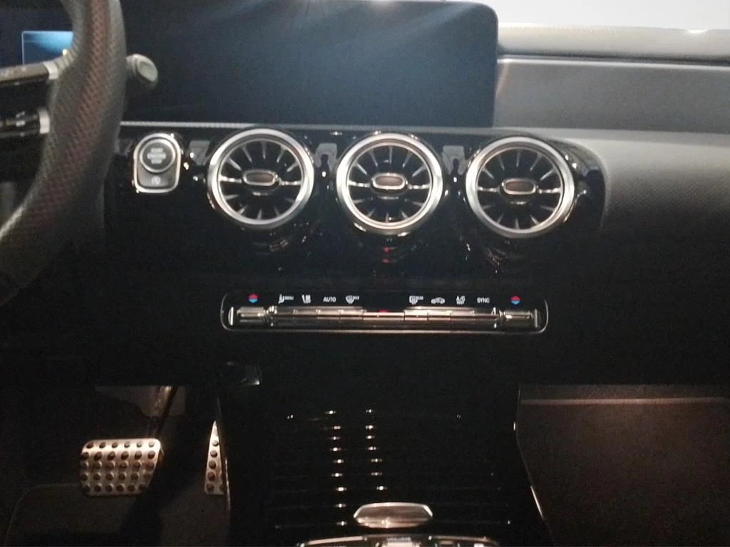 Mercedes-Benz-CLA 200 d-image-18