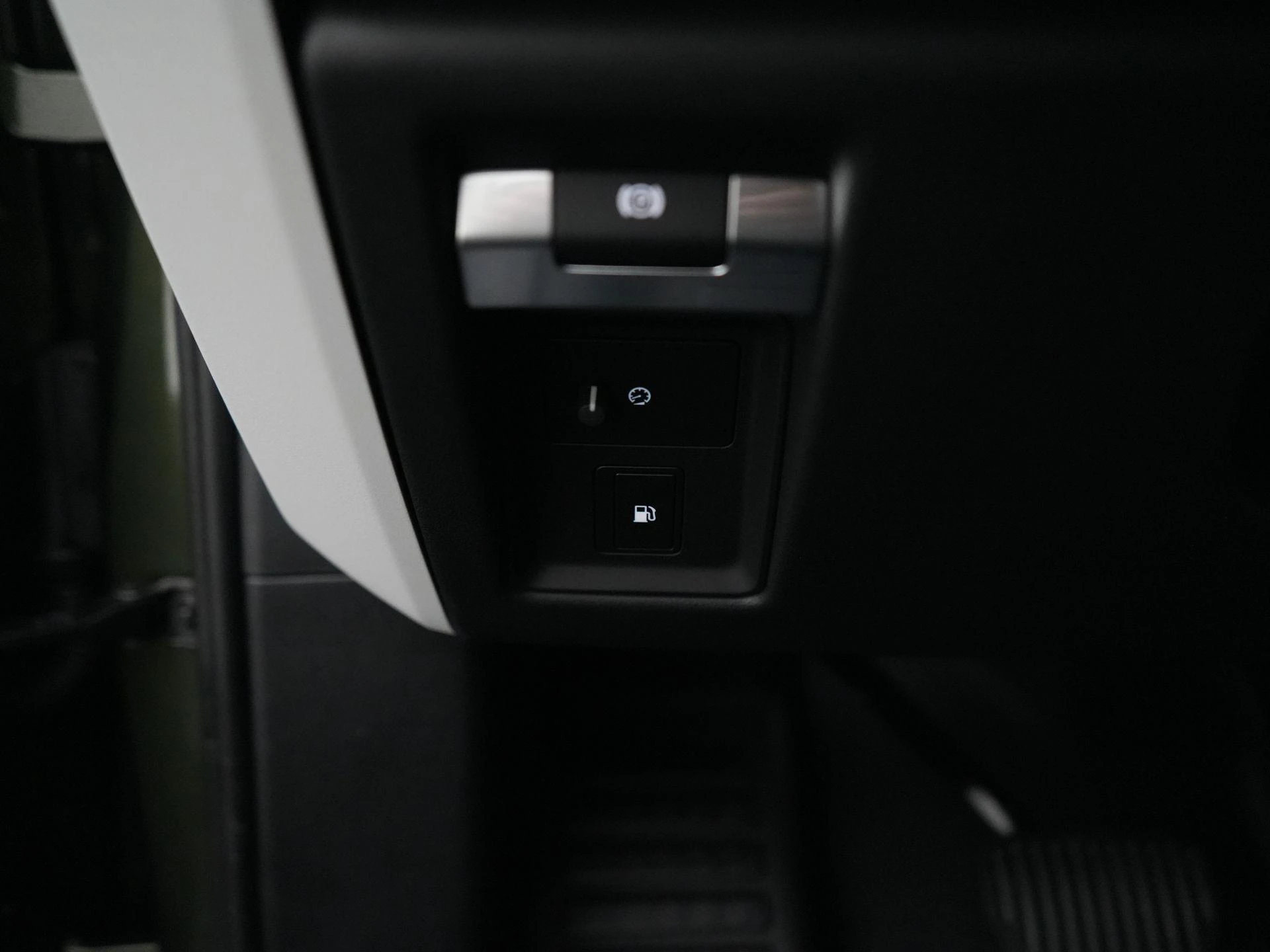 Land Rover-Defender-image-15