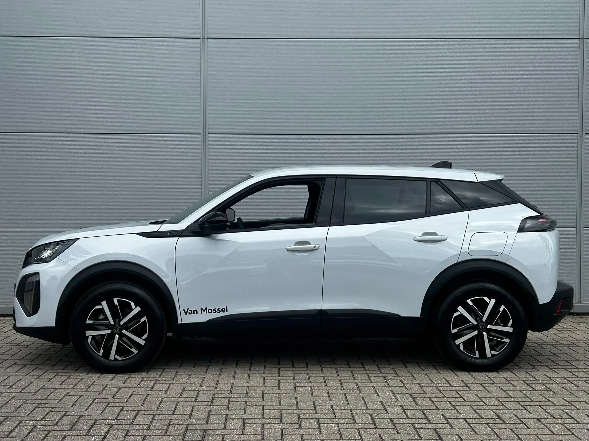 Peugeot-e-2008-image-2