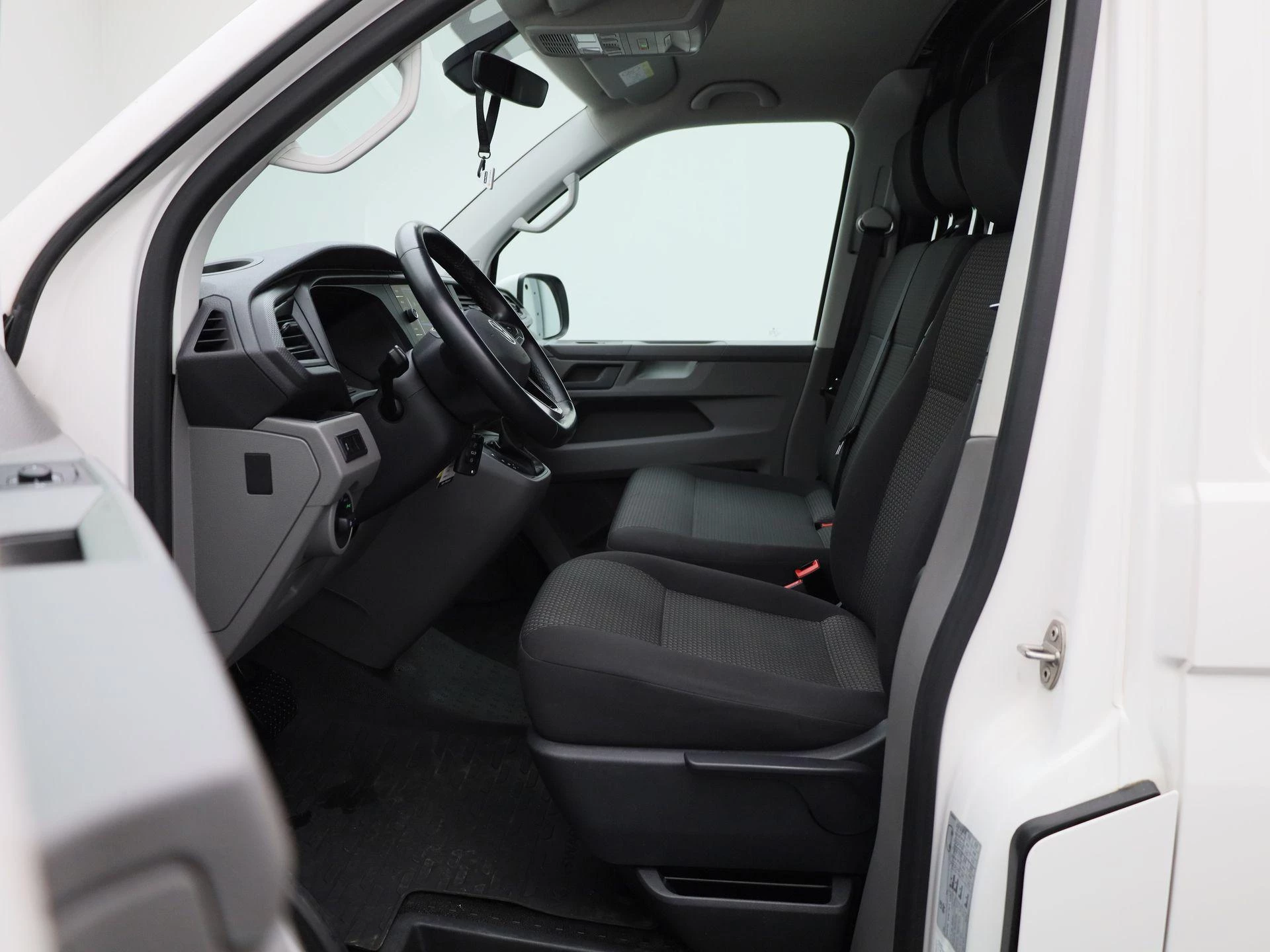 Volkswagen-Transporter-image-10