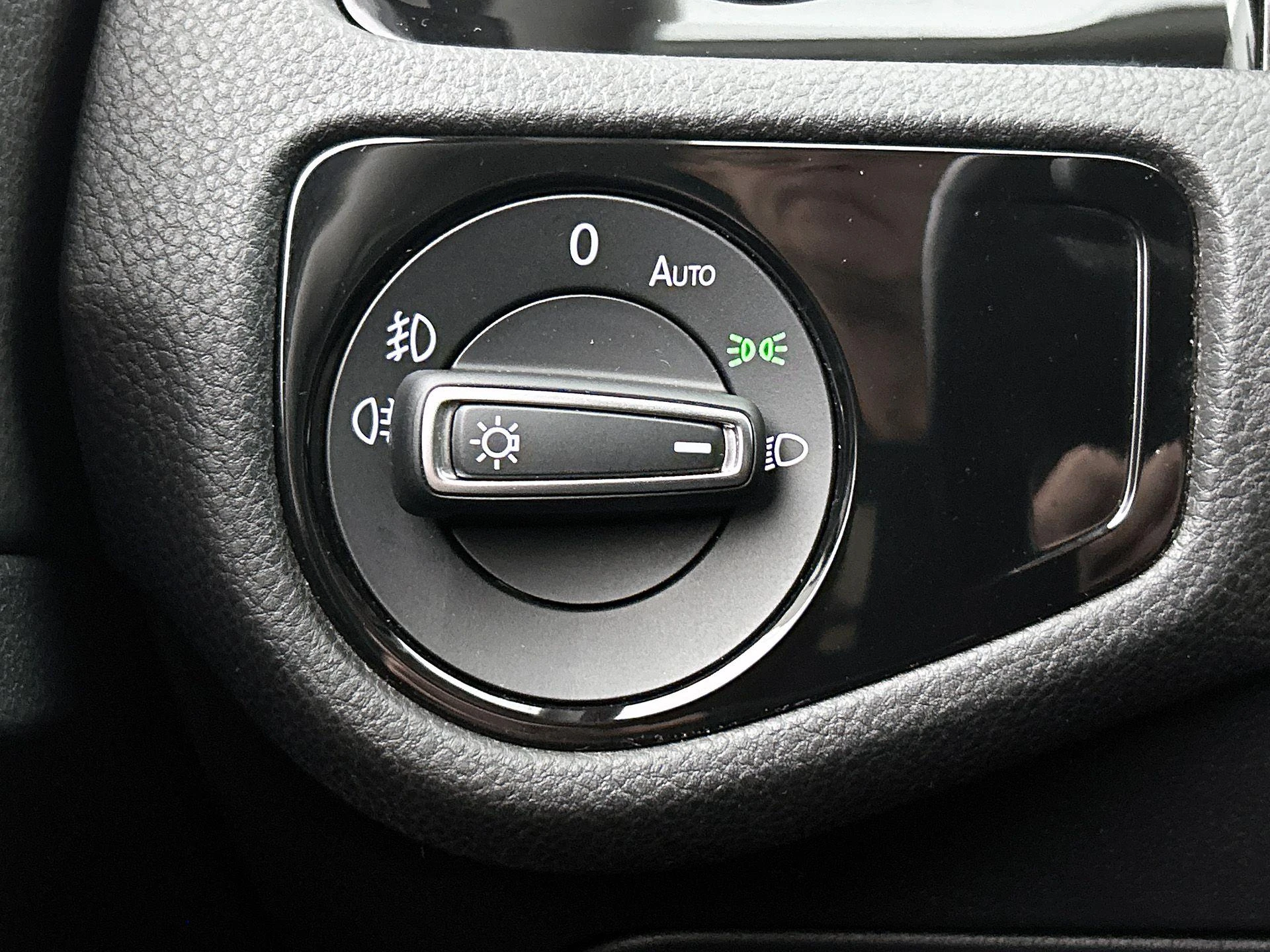 Volkswagen-Golf-image-24