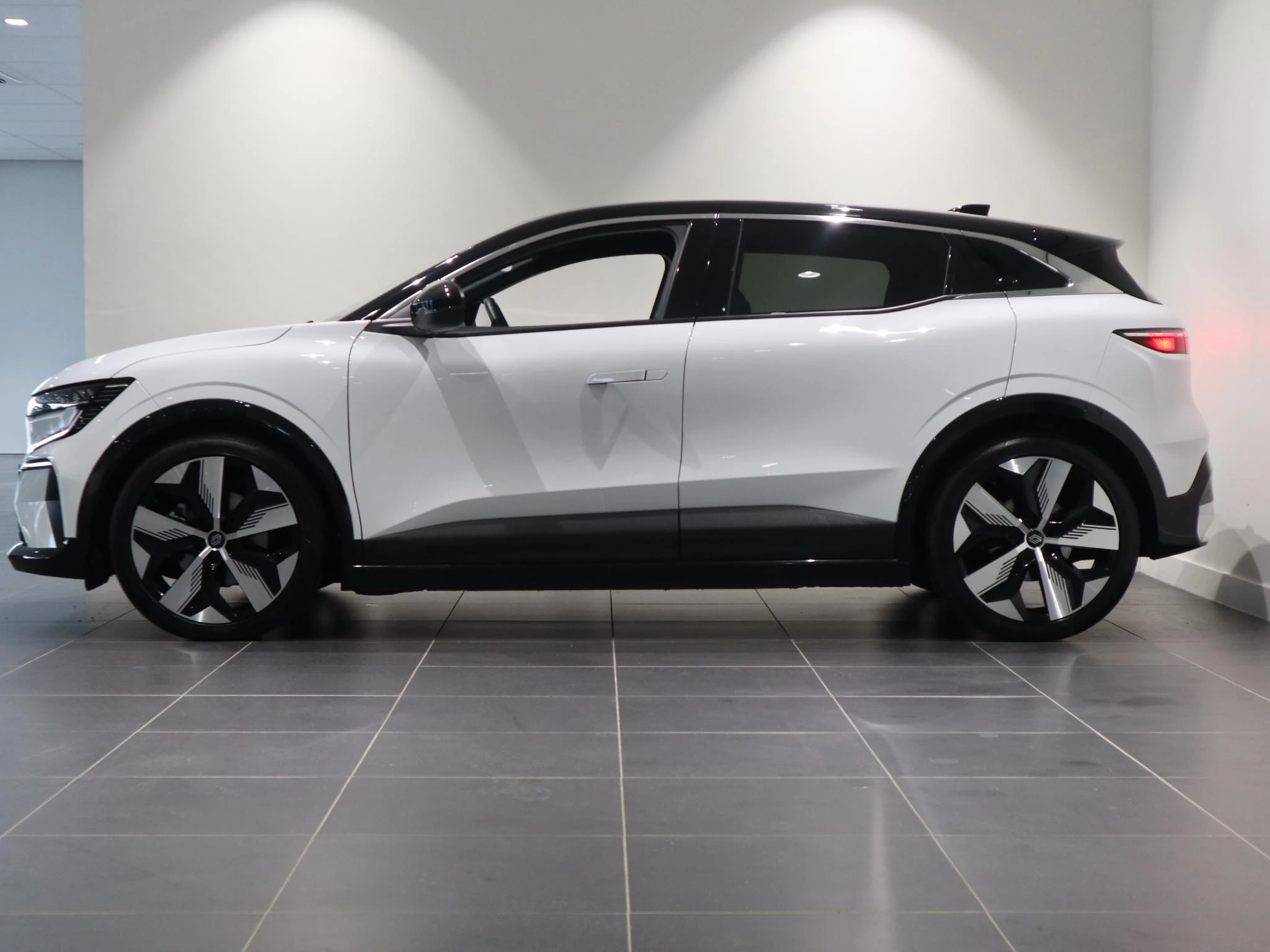 Renault-Megane E-Tech-image-2