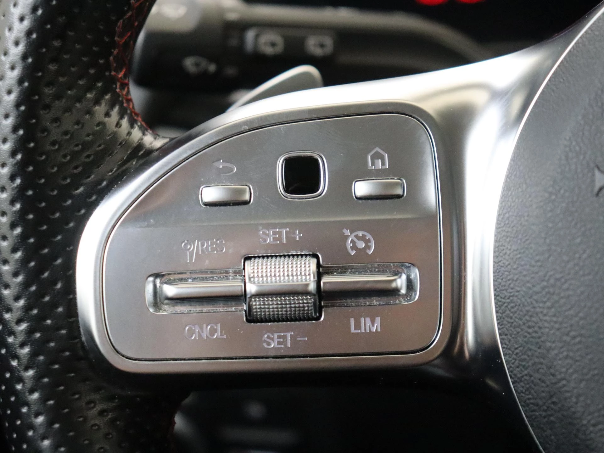 Mercedes-Benz-GLA-image-12