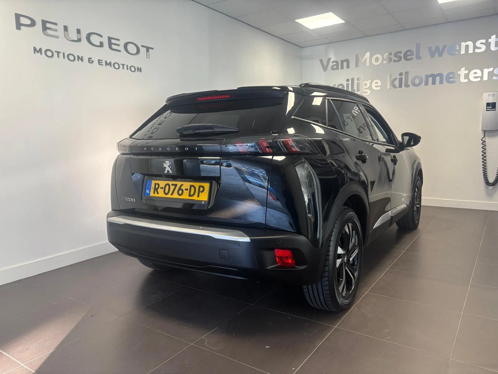 Peugeot-e-2008-image-2