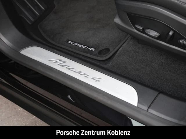 Porsche Macan 4 -