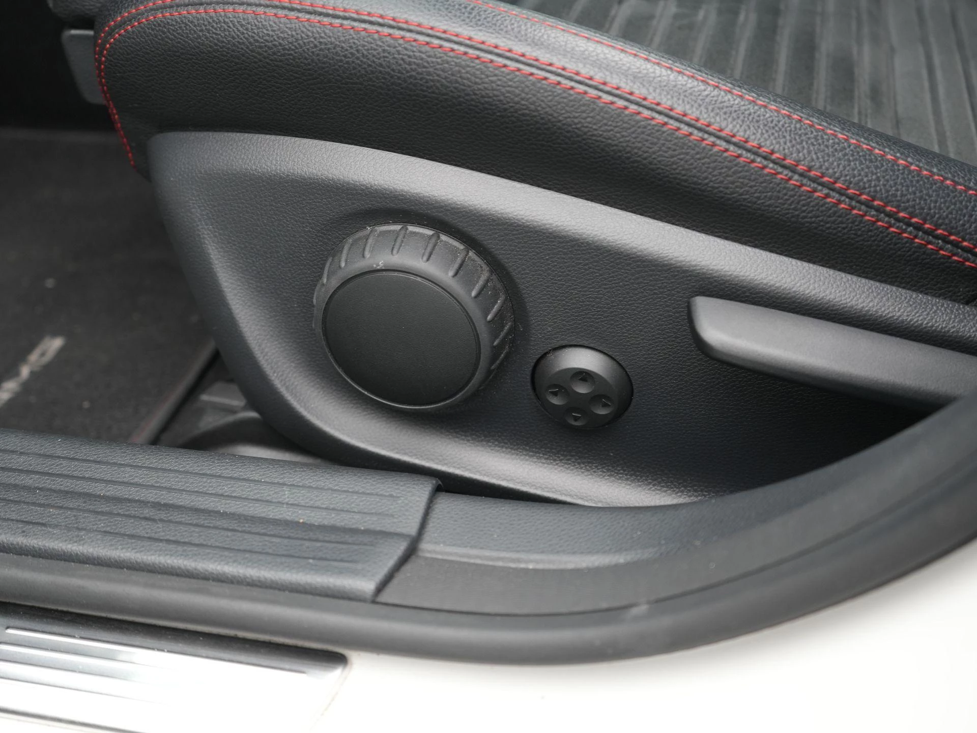 Mercedes-Benz-CLA-image-28