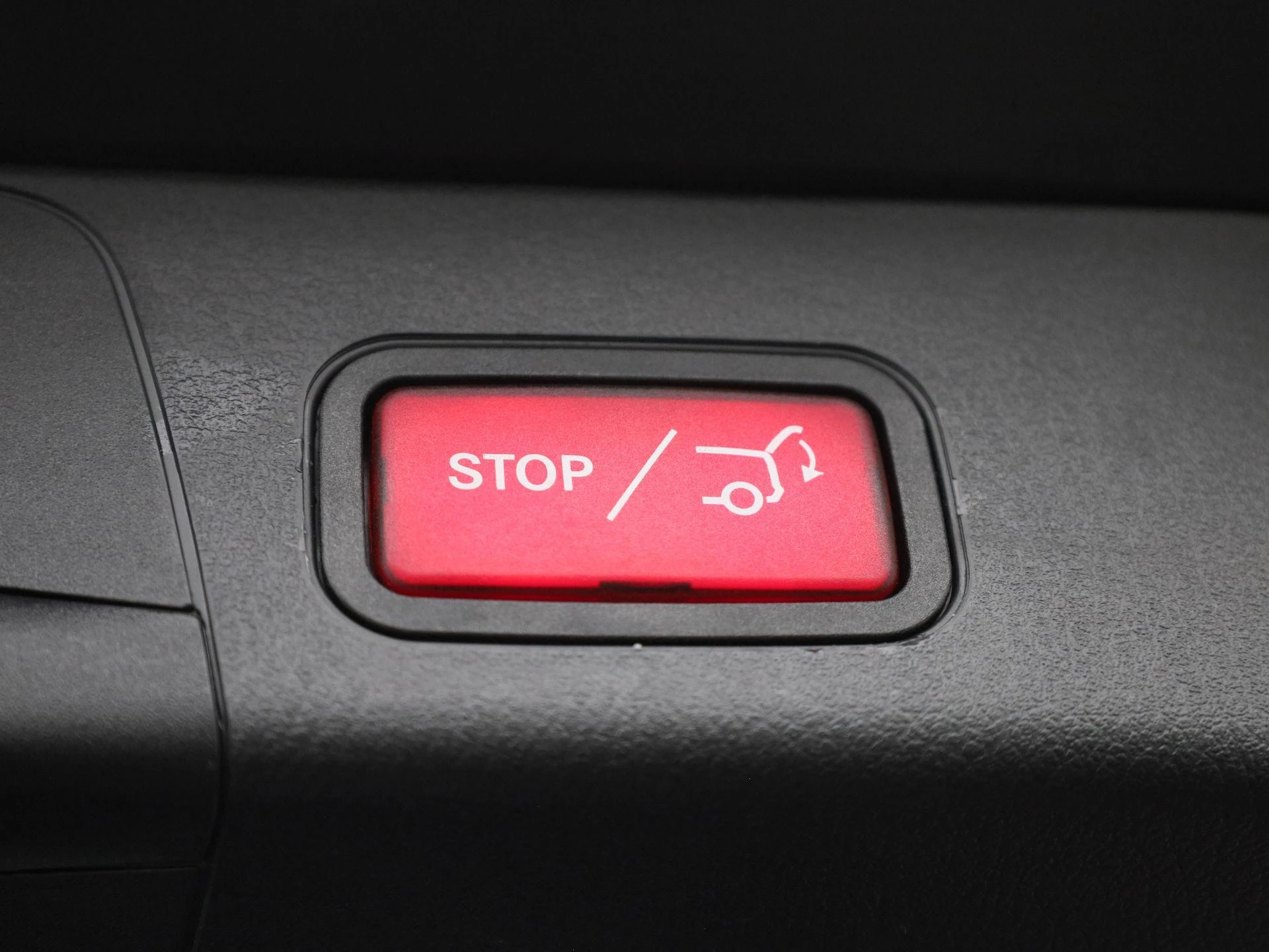 Mercedes-Benz-EQB-image-15