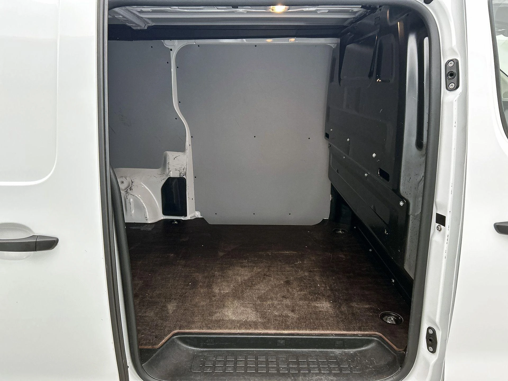 Opel-Vivaro-image-25