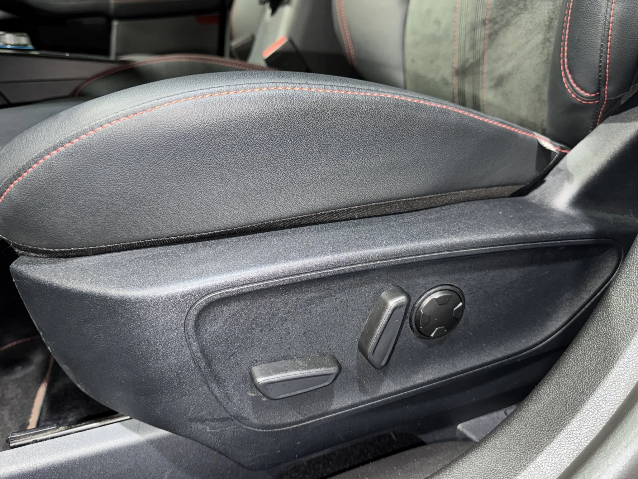 Ford Kuga ST-Line X Aut.*PANO*AHK*360GRAD*LED-MATRIX*NAVI*GRA*WINTER-PKT..