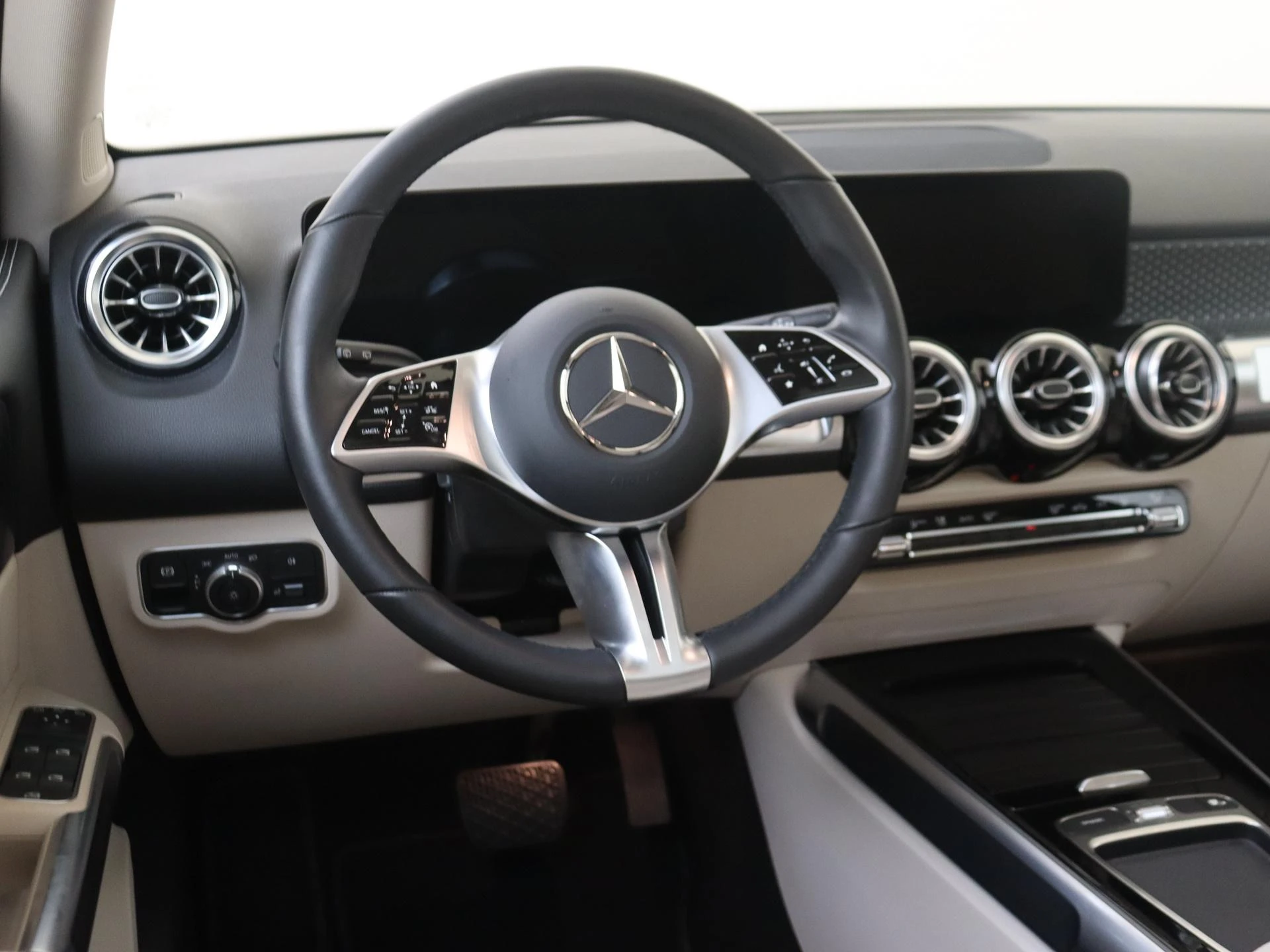 Mercedes-Benz-EQB-image-9