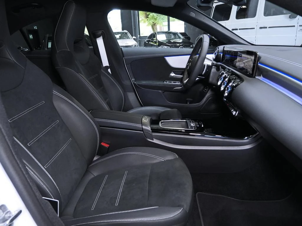 Mercedes-Benz-CLA 200-image-12