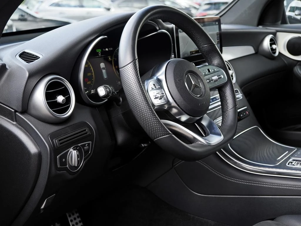 Mercedes-Benz-GLC 300 de-image-9