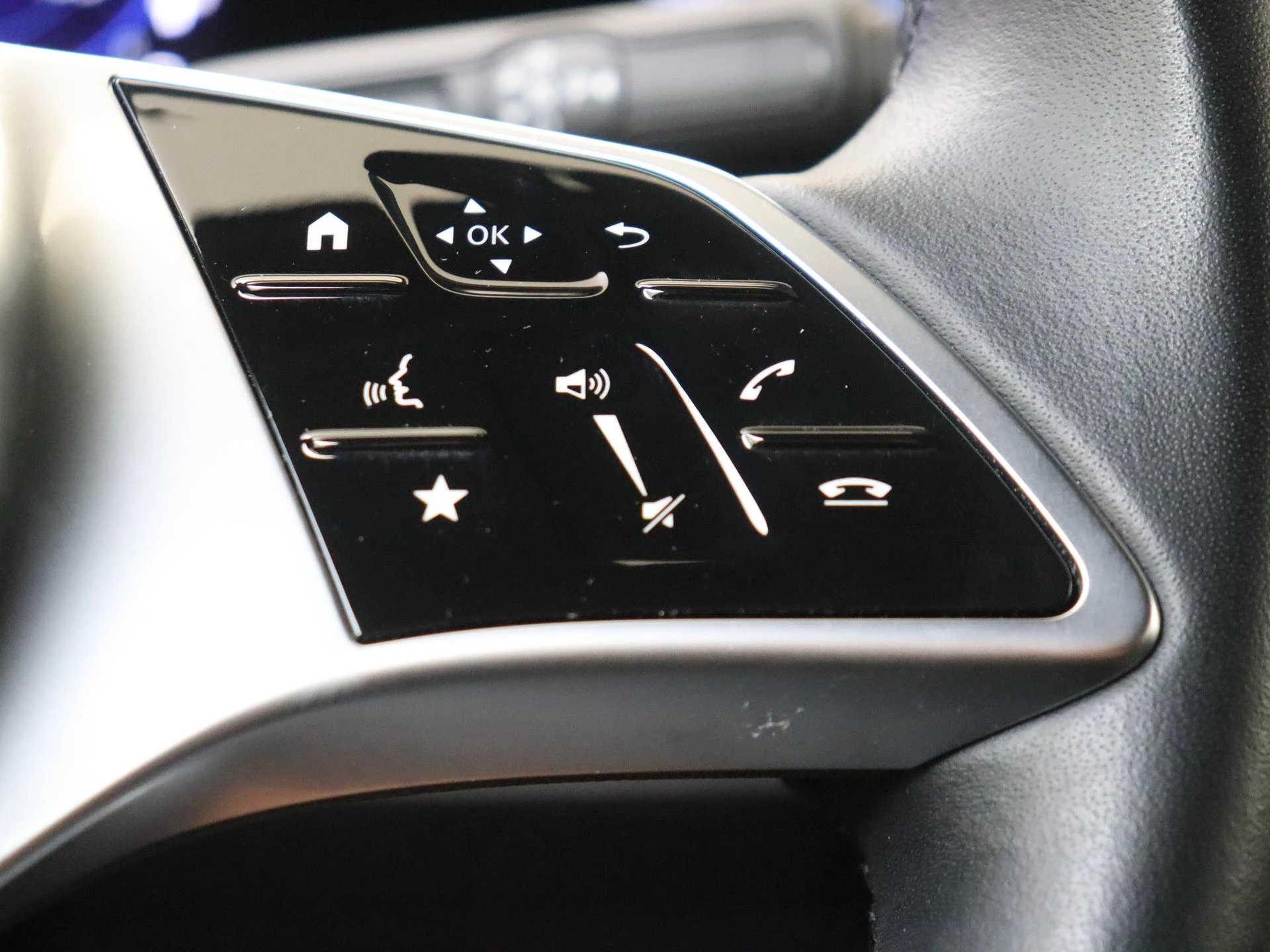 Mercedes-Benz-EQB-image-12
