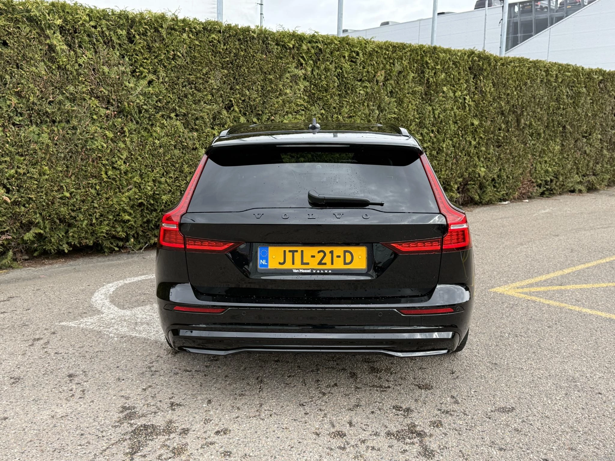 Volvo V60 T8 Plug-in hybrid AWD Ultra Dark