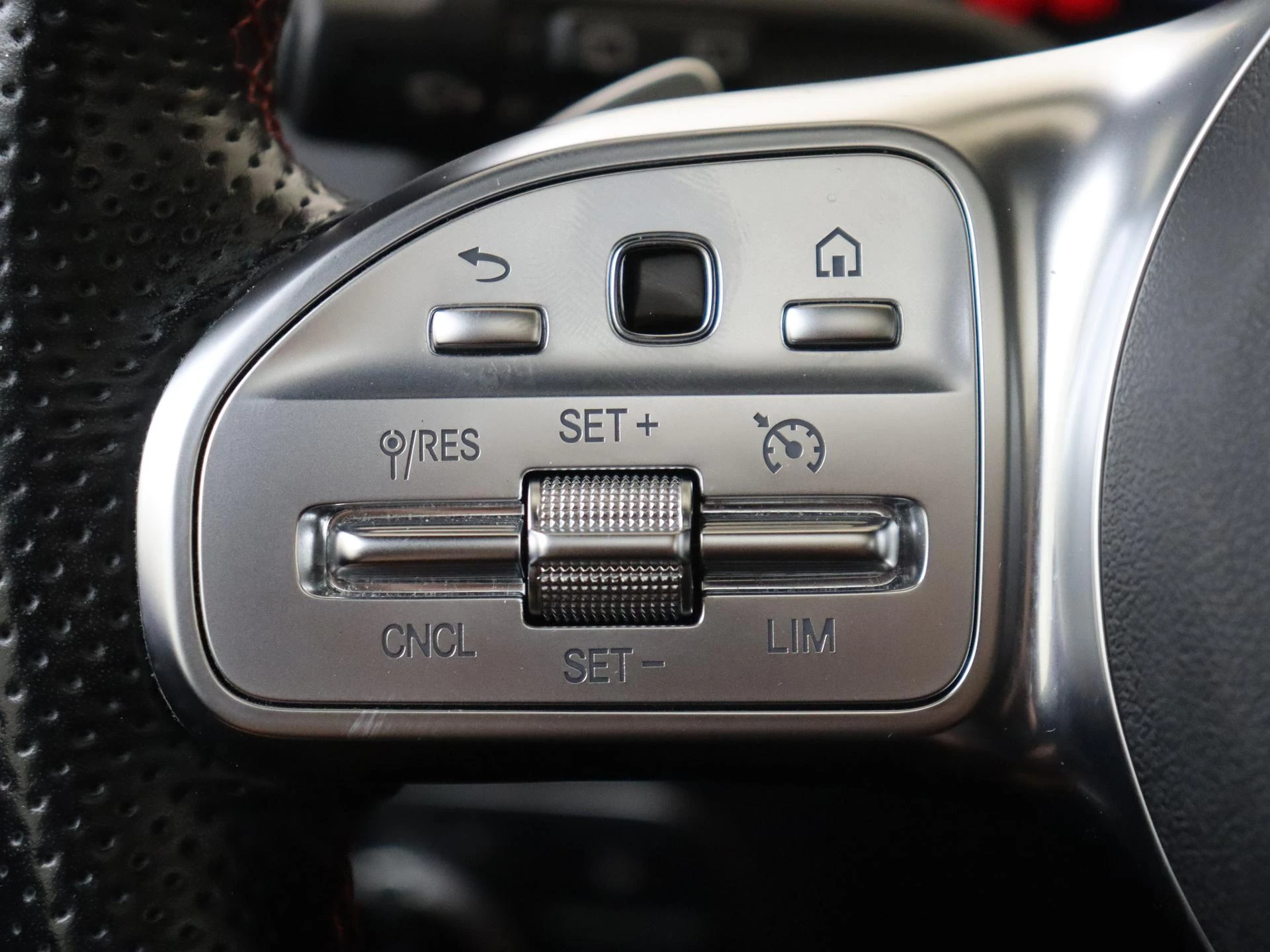 Mercedes-Benz-GLA-image-12