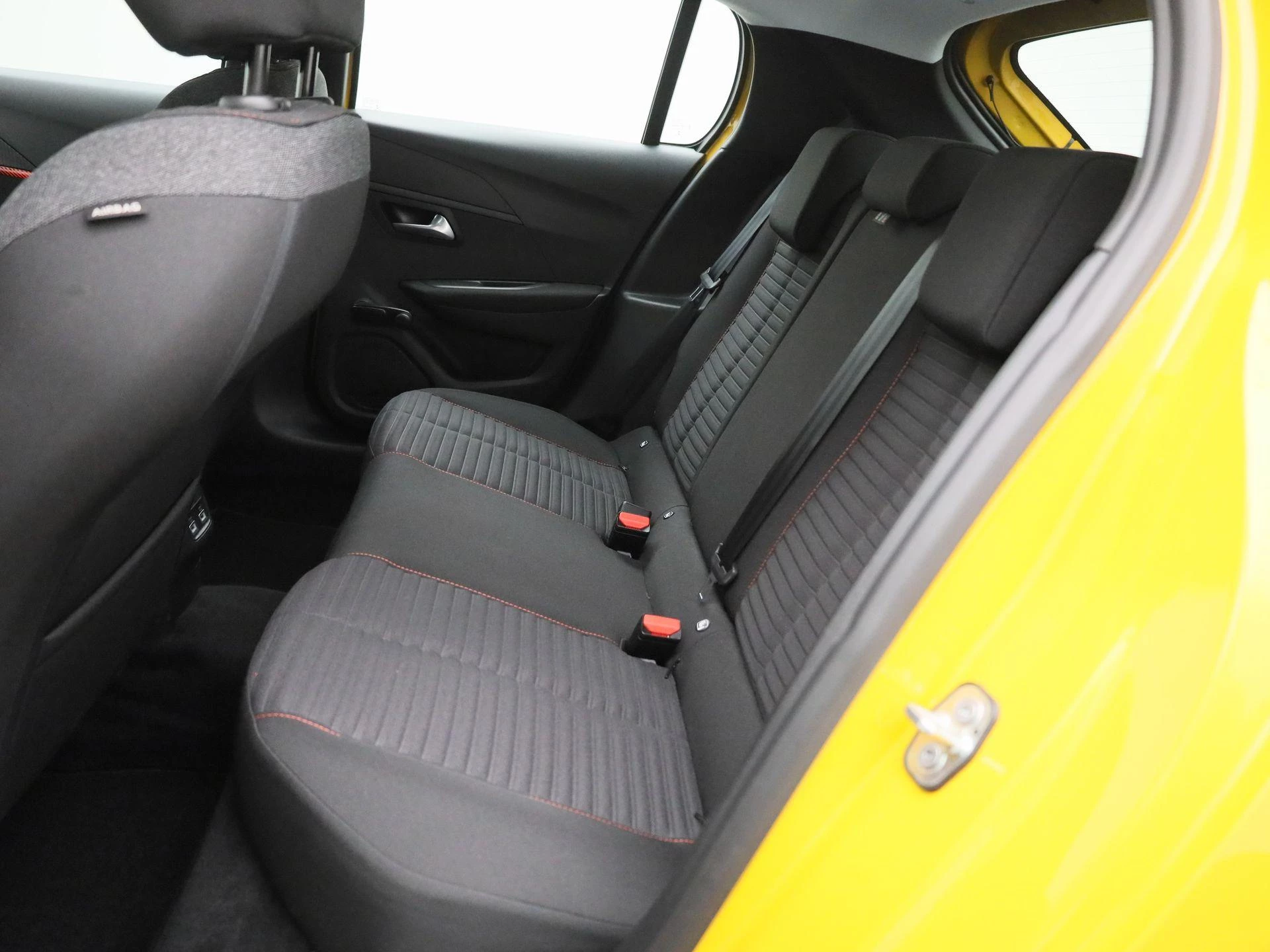 Peugeot-e-208-image-8