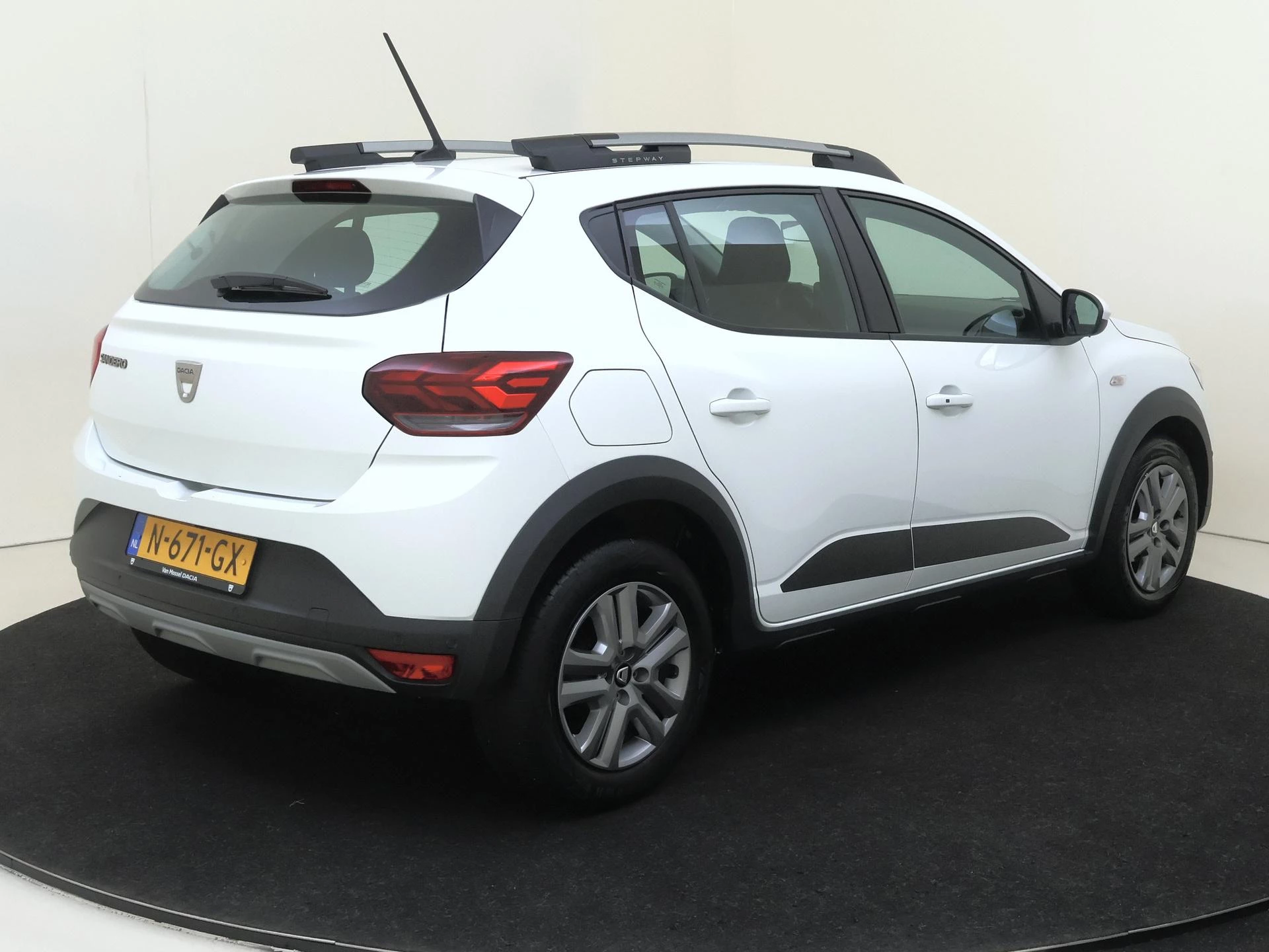 Dacia-Sandero Stepway-image-7