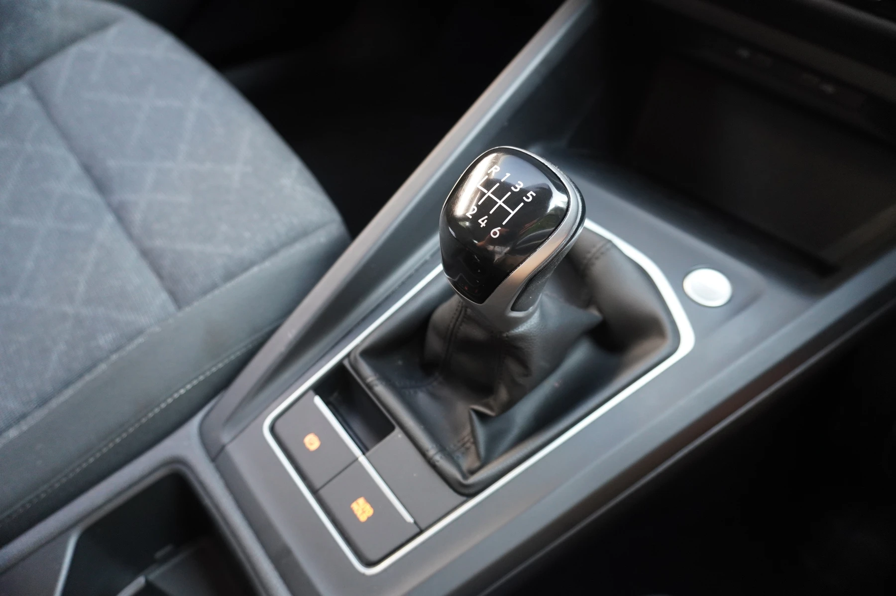 Volkswagen-Golf-image-25